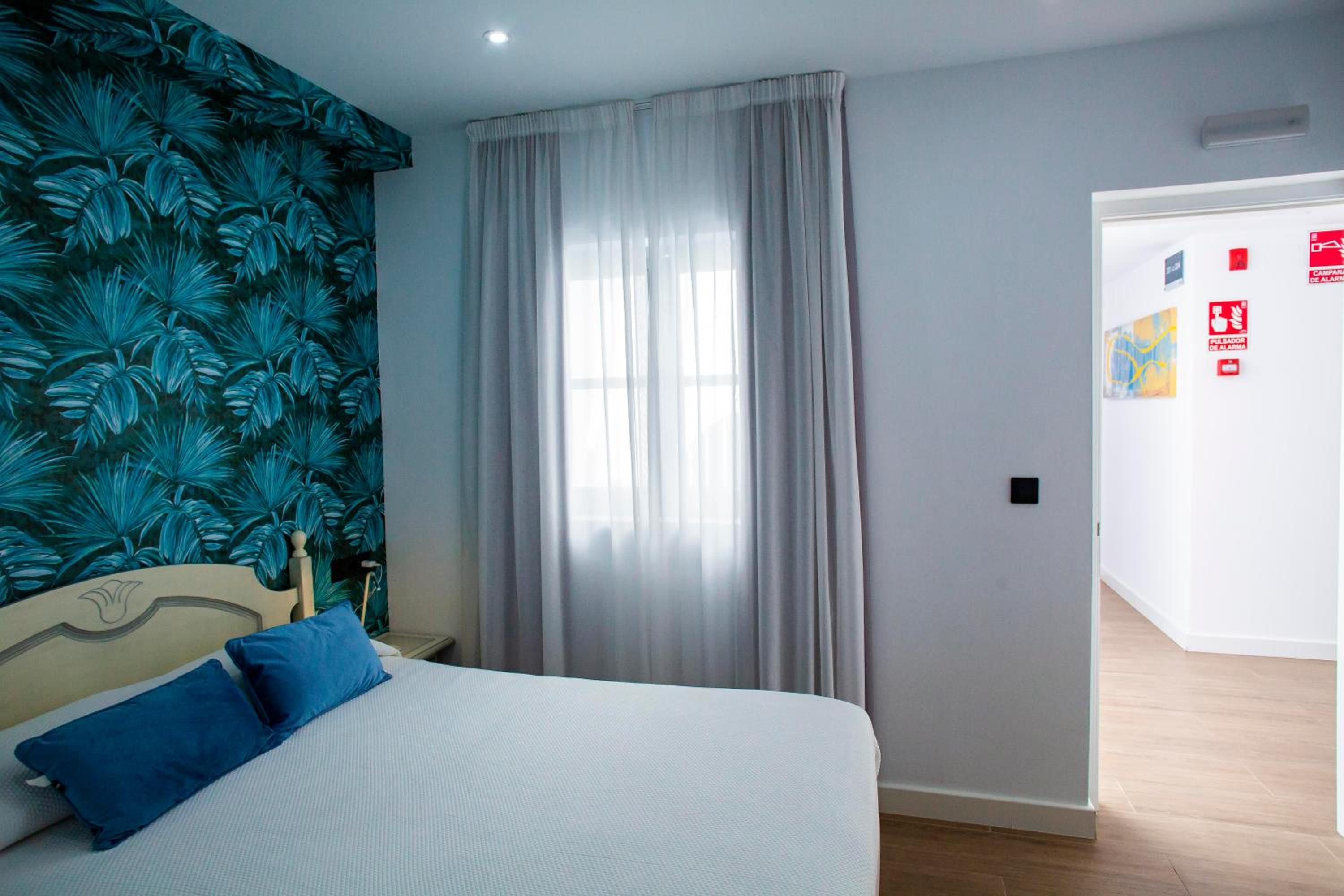 Queen Double Room thumbnail 5