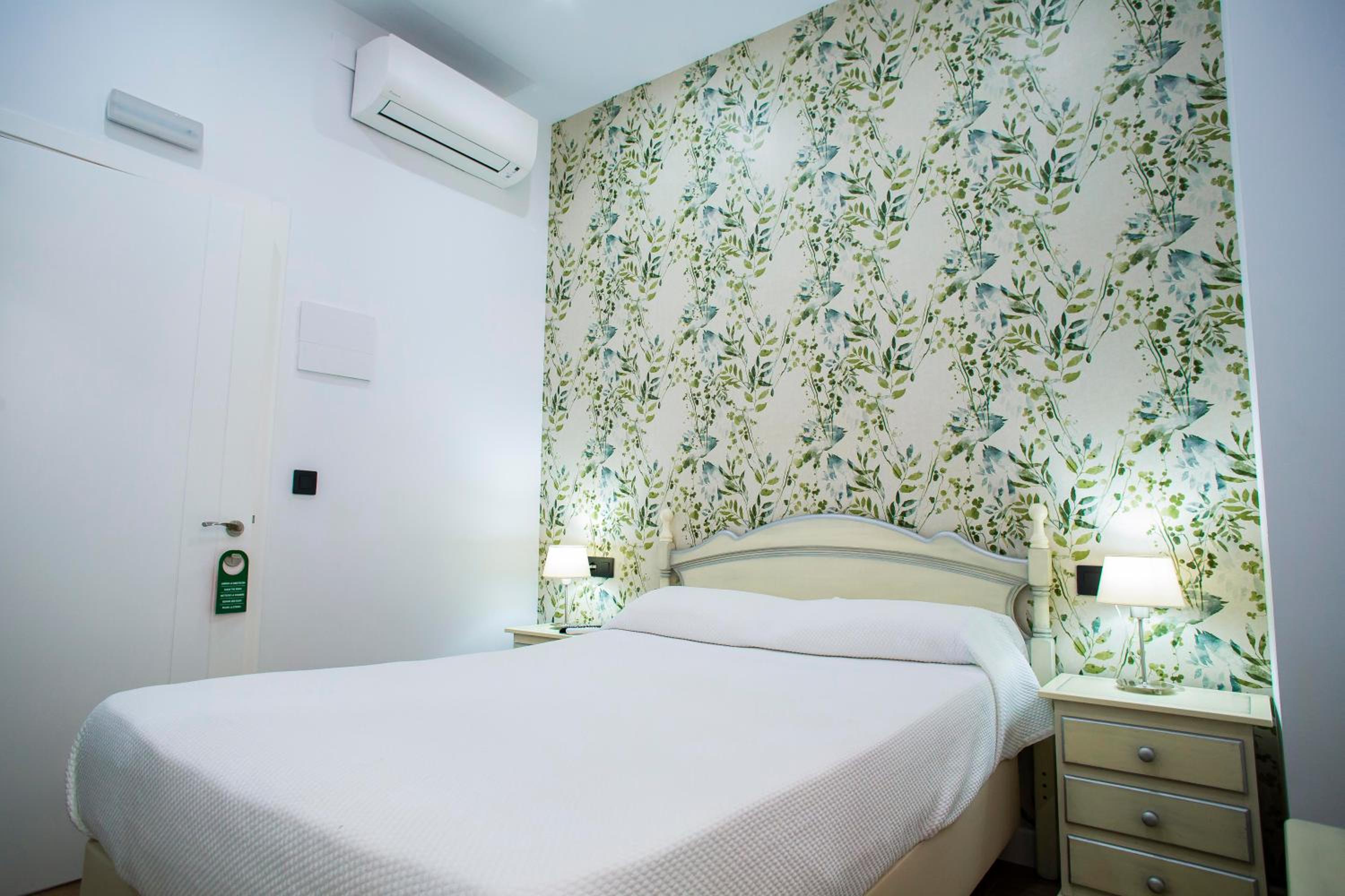 Queen Double Room - Photo 8