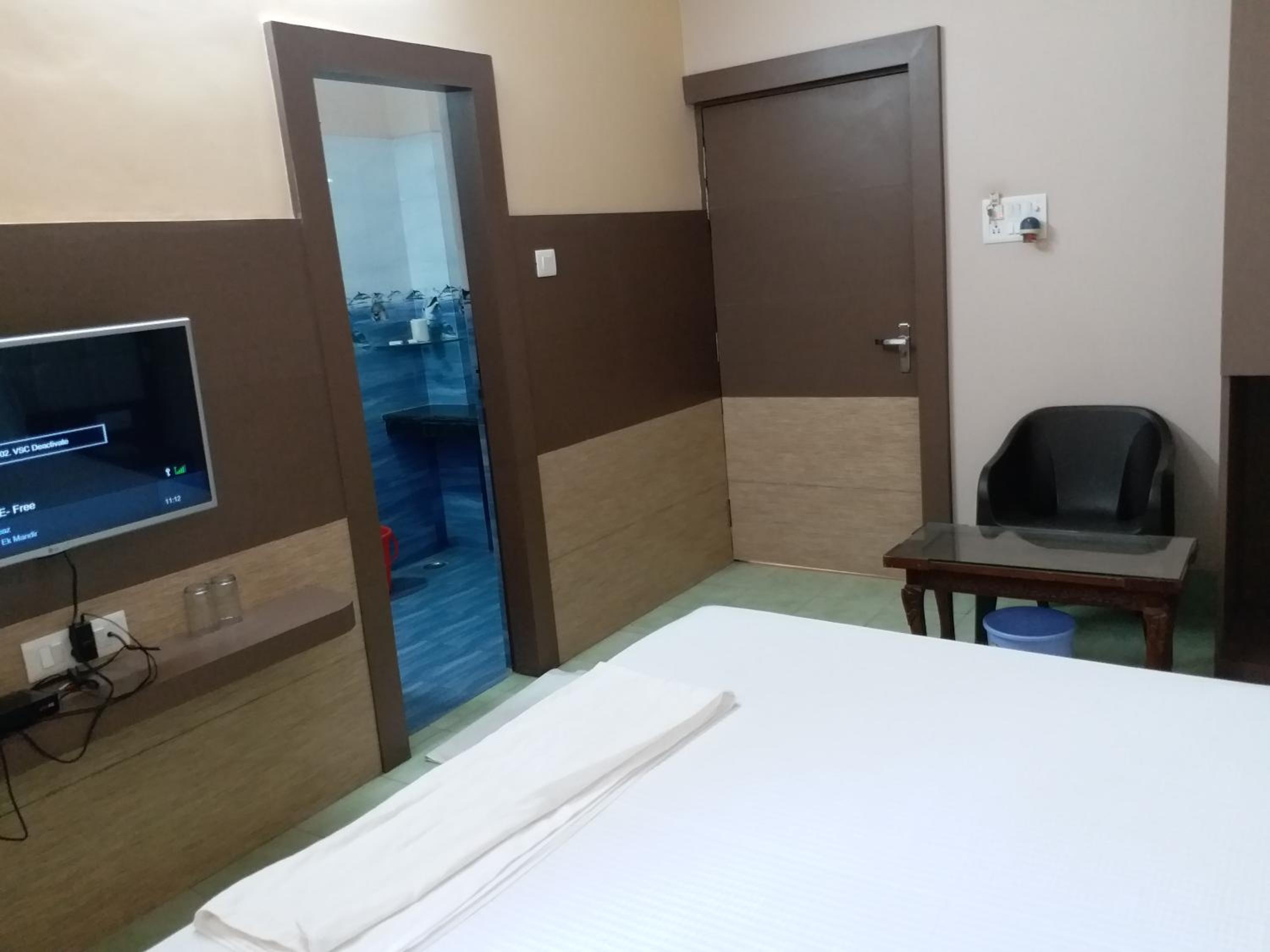 Budget Double Room - Photo 10