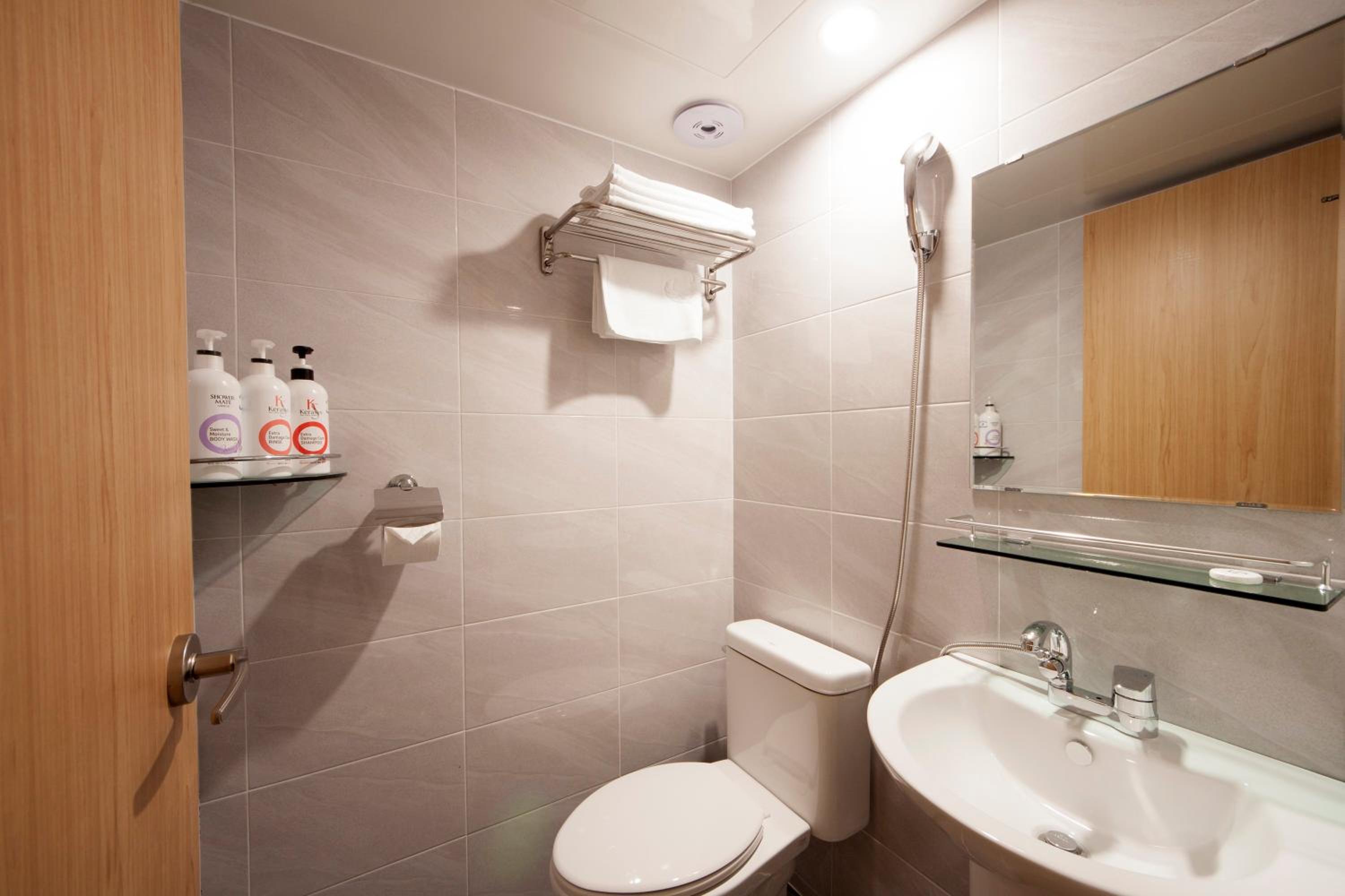 Family Room with Private Bathroom photo 2