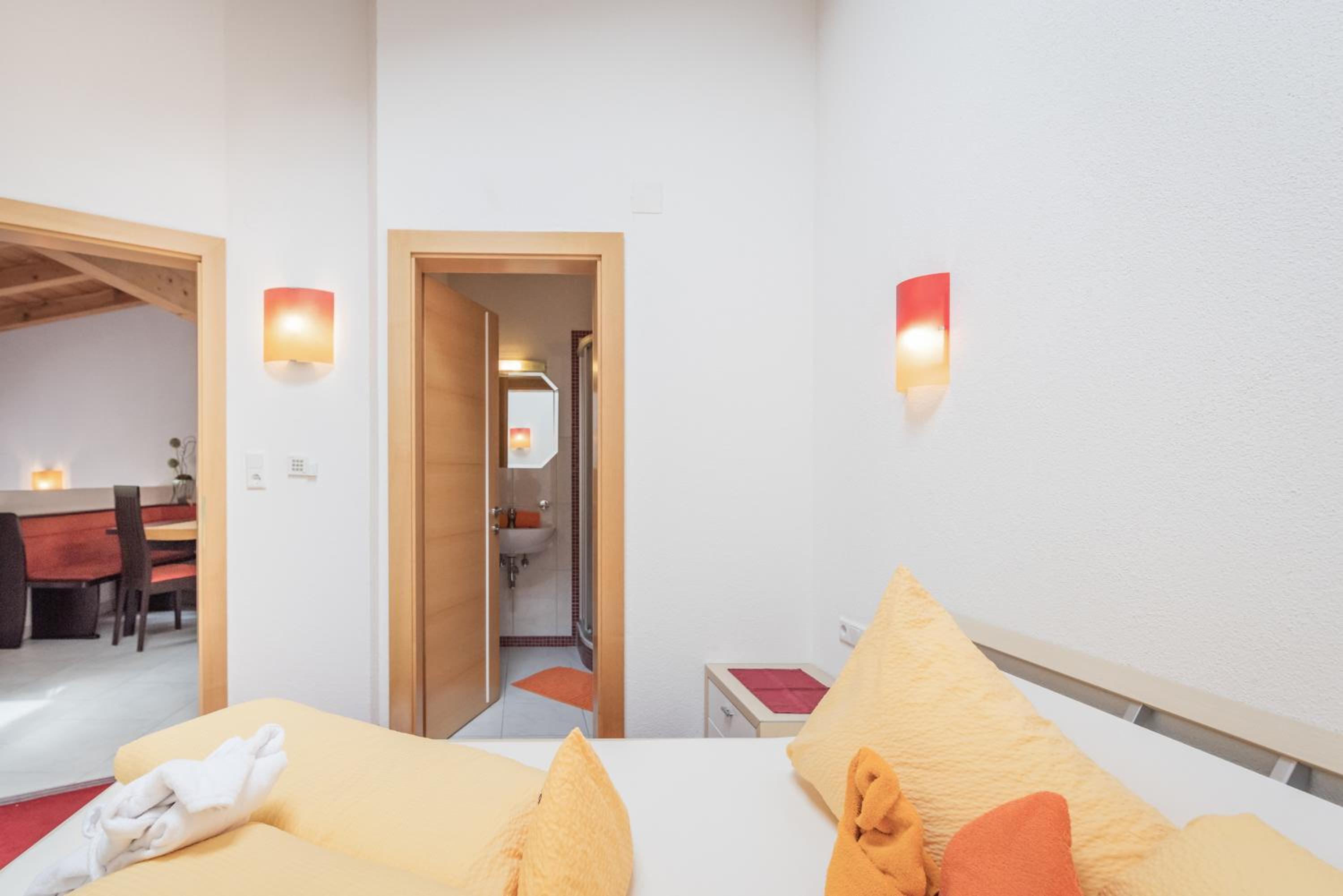 Two-Bedroom Apartment with Mountain VIew - Photo 8