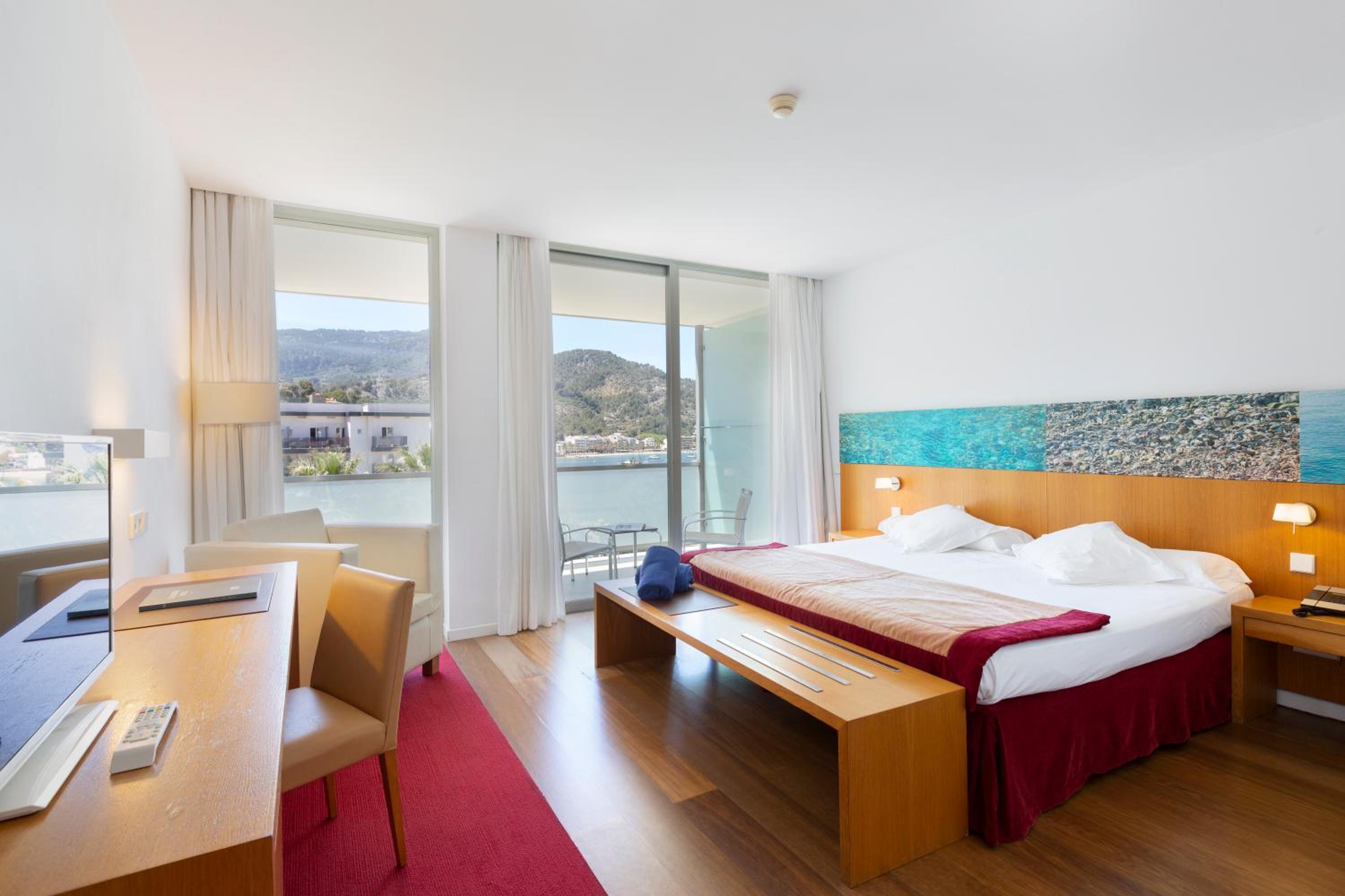 Habitación Doble Superior con Vista Lateral al Mar con acceso al spa