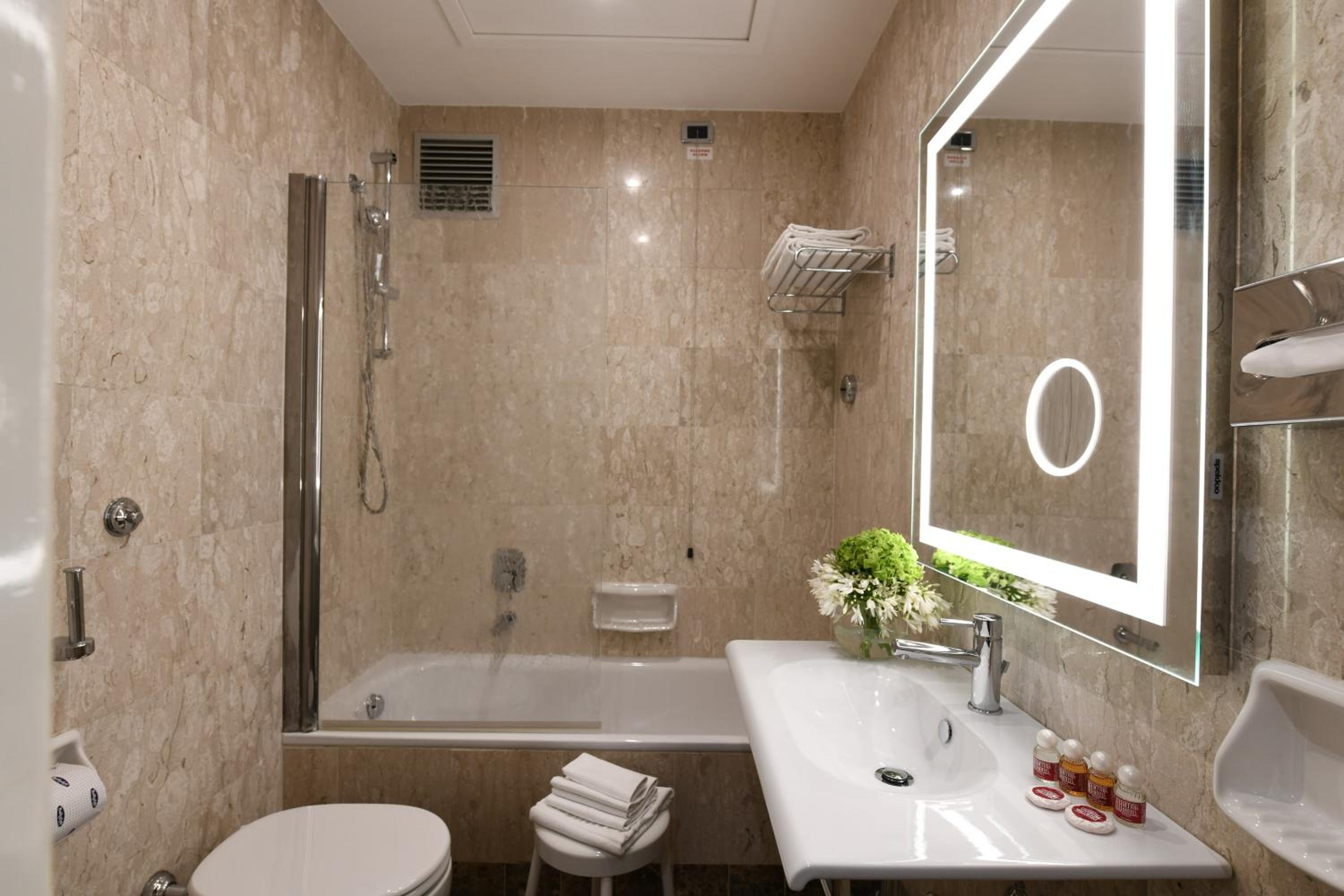 Premium Double Room thumbnail 5