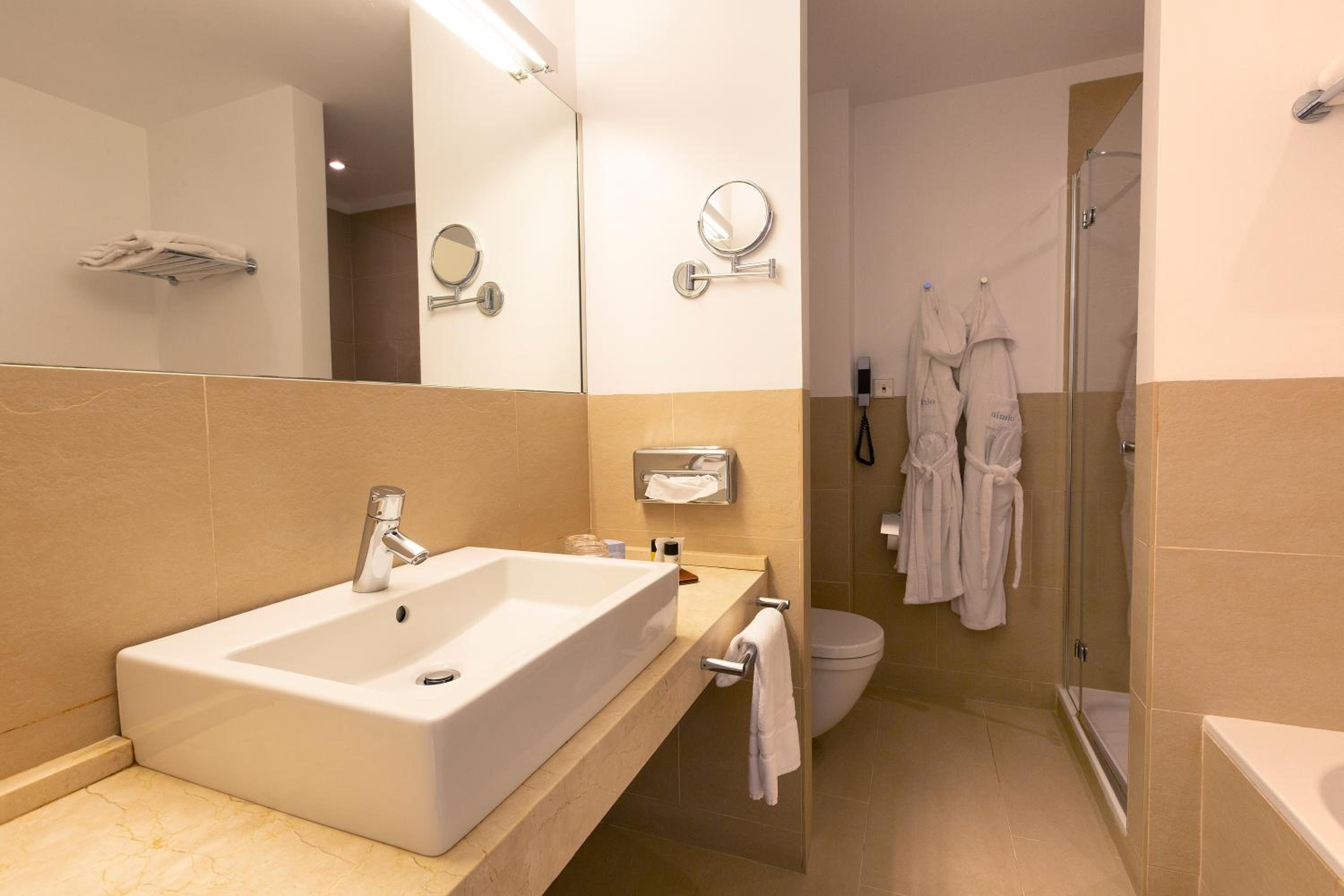 Habitación Doble o con Dos Camas Superiores con Acceso al Spa Habitación Doble o con Dos Camas Superiores con Acceso al Spa