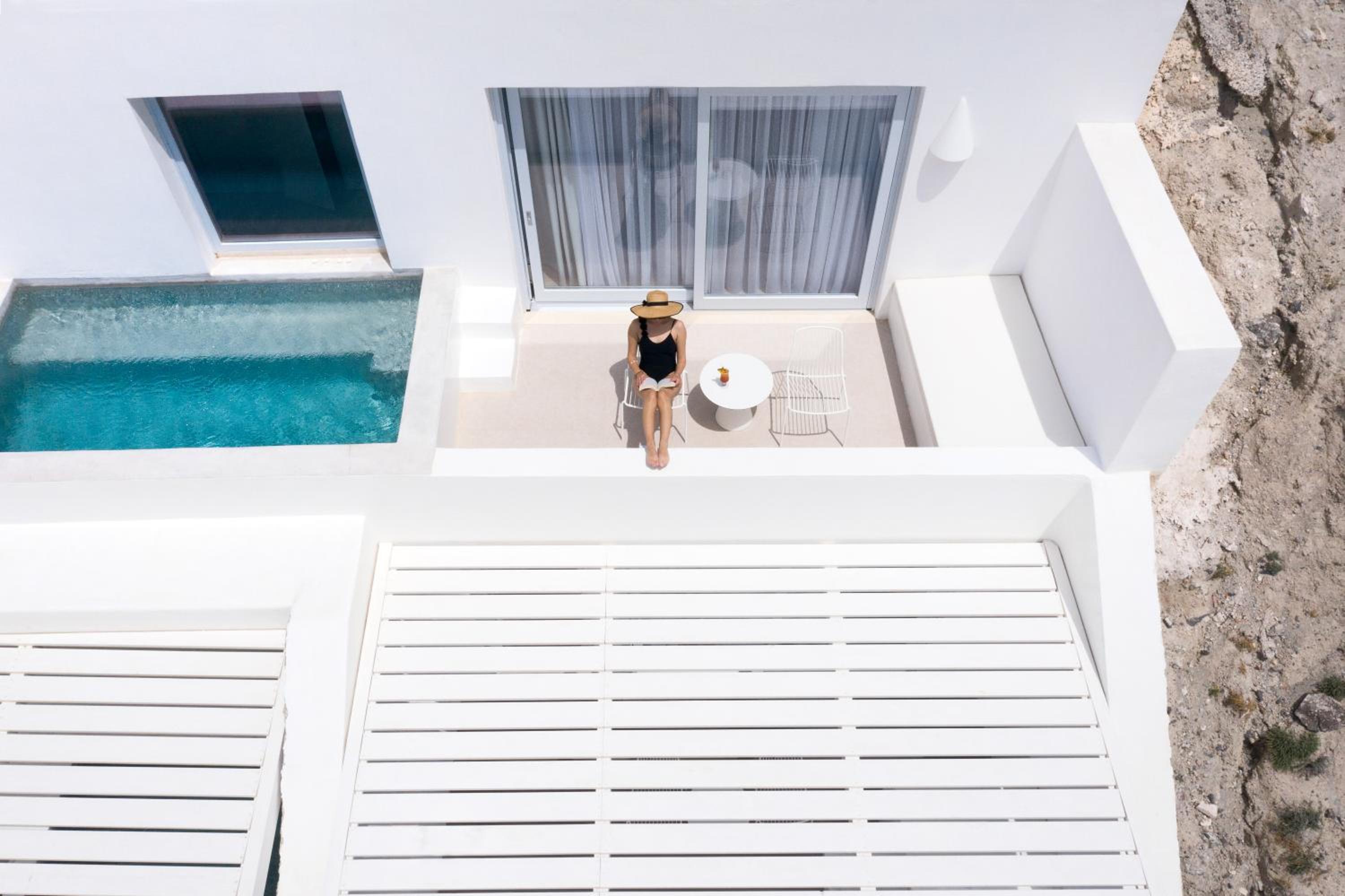 Honeymoon Suite with Outdoor Hot Tub - Photo 8