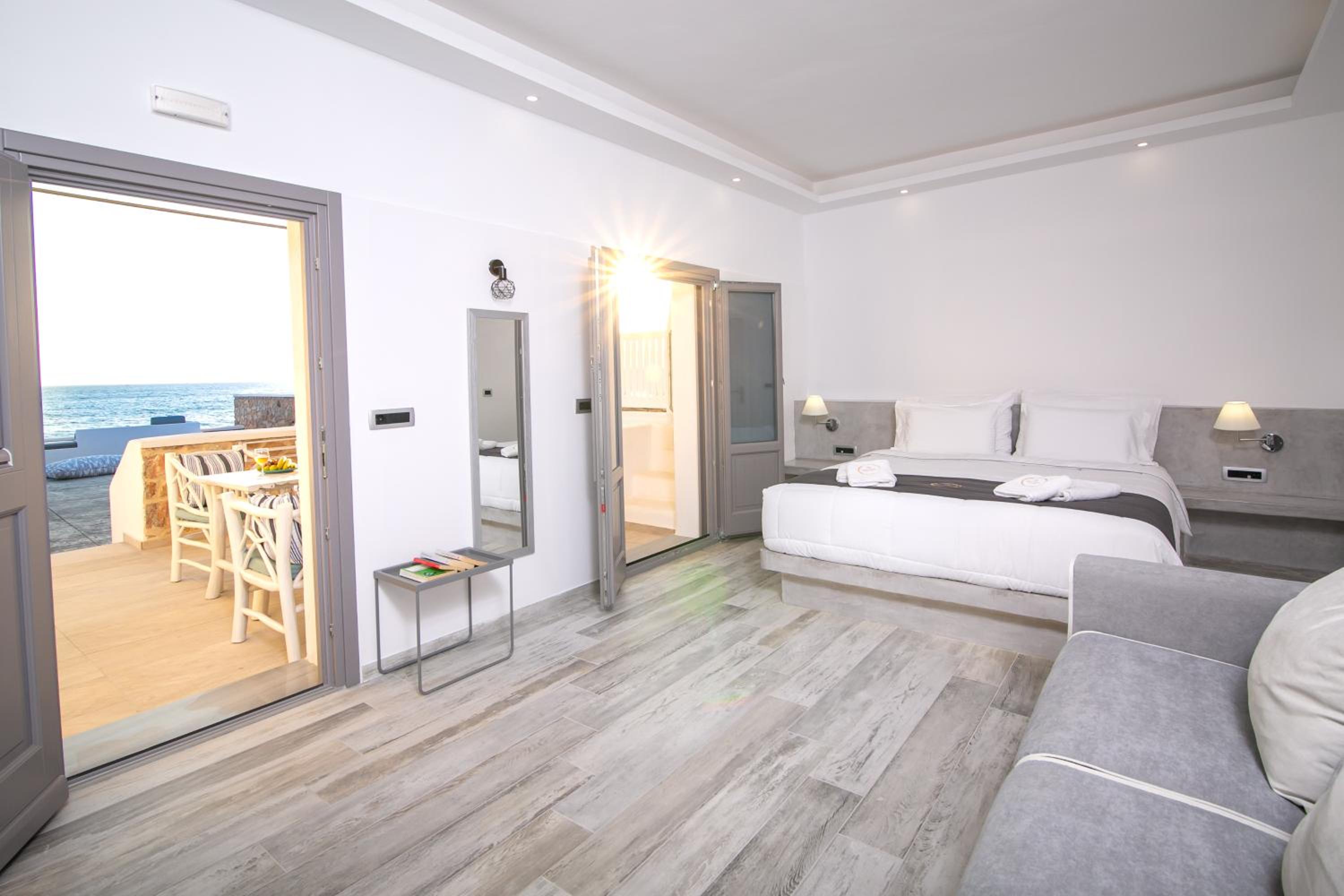 Elegant Suite with outdoor private hot tub & beach front  photo 3