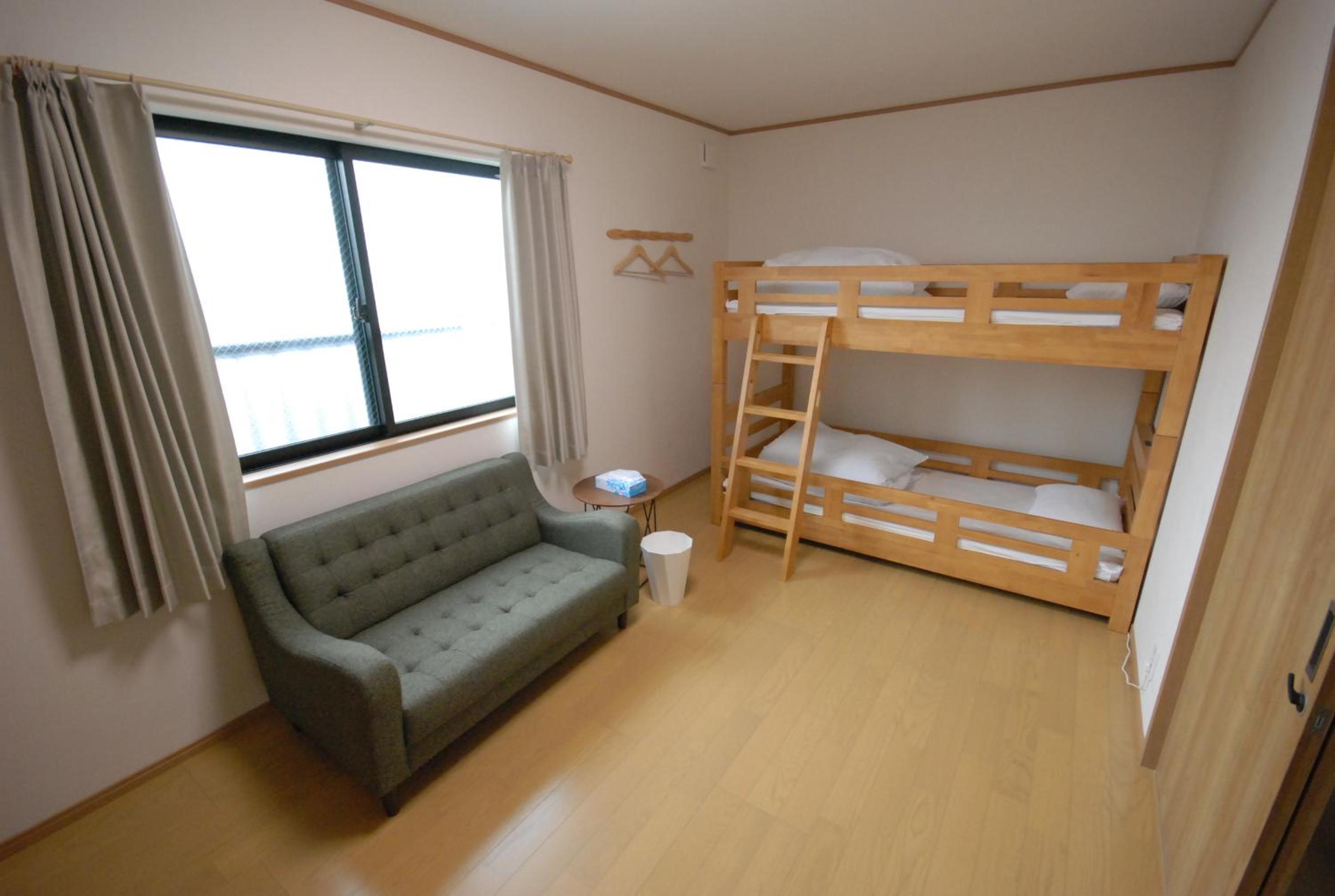 Economy Quadruple Room - Photo 5