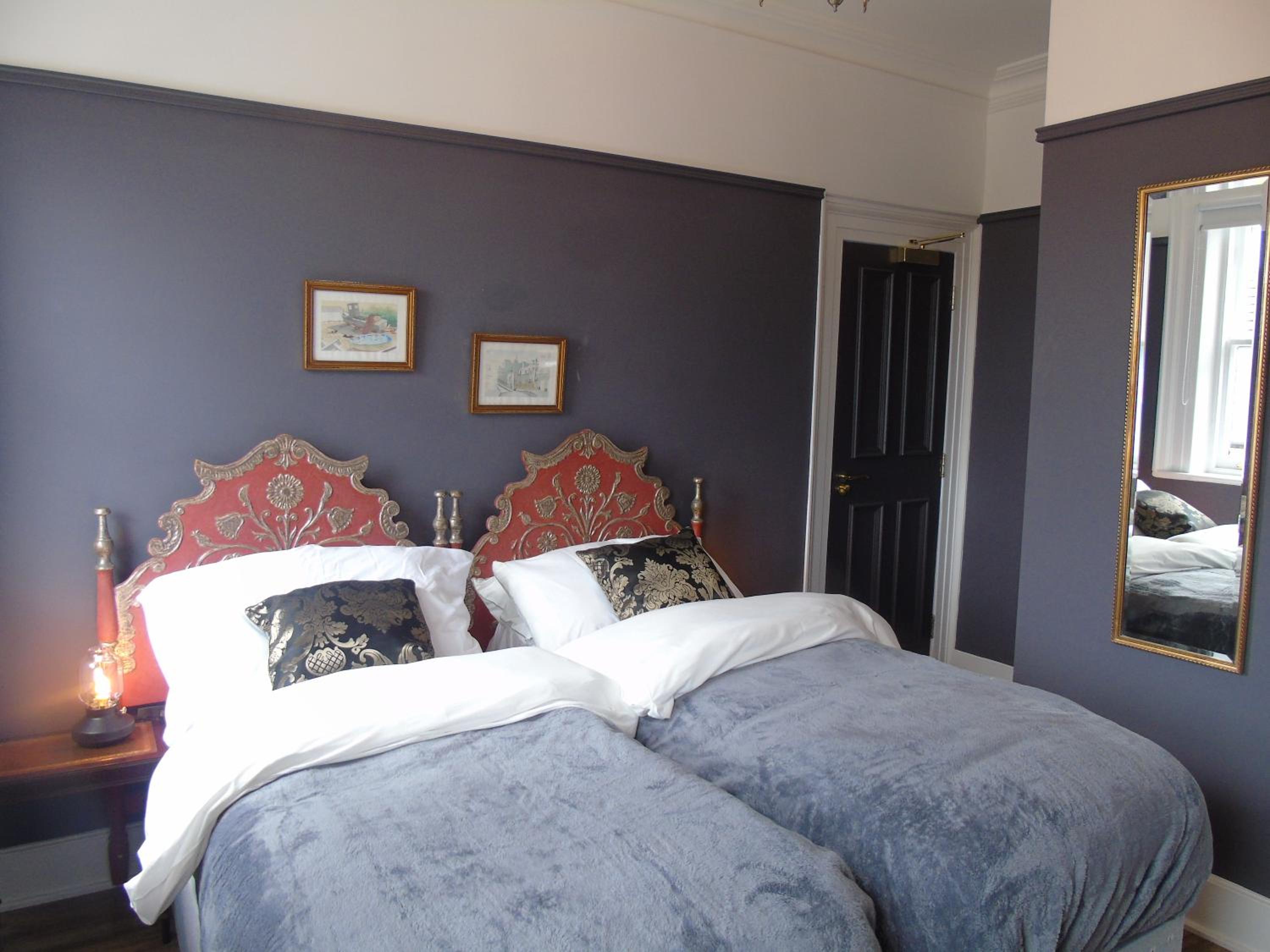 Twin Room with Private Bathroom photo 2