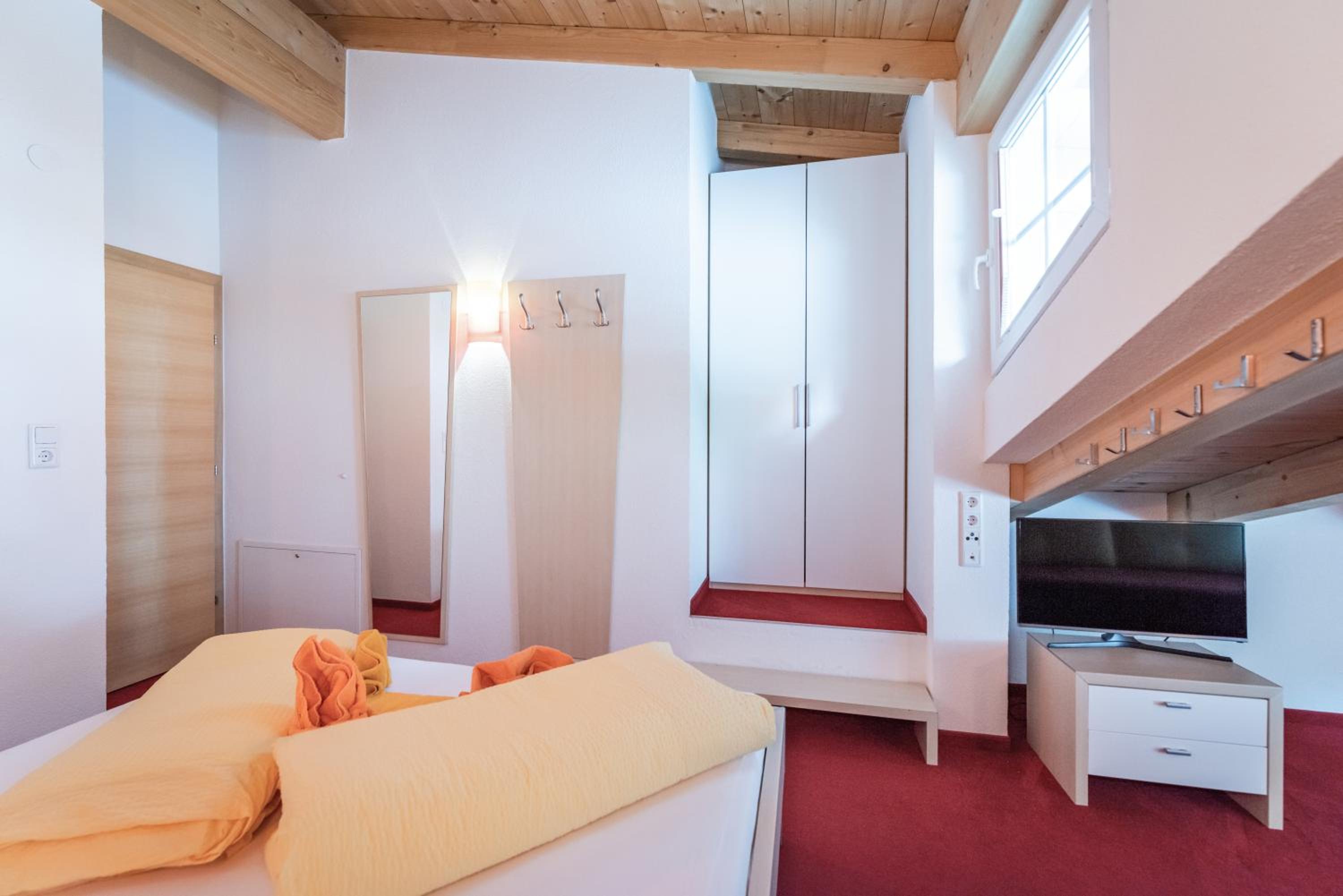 Two-Bedroom Apartment with Mountain VIew - Photo 12