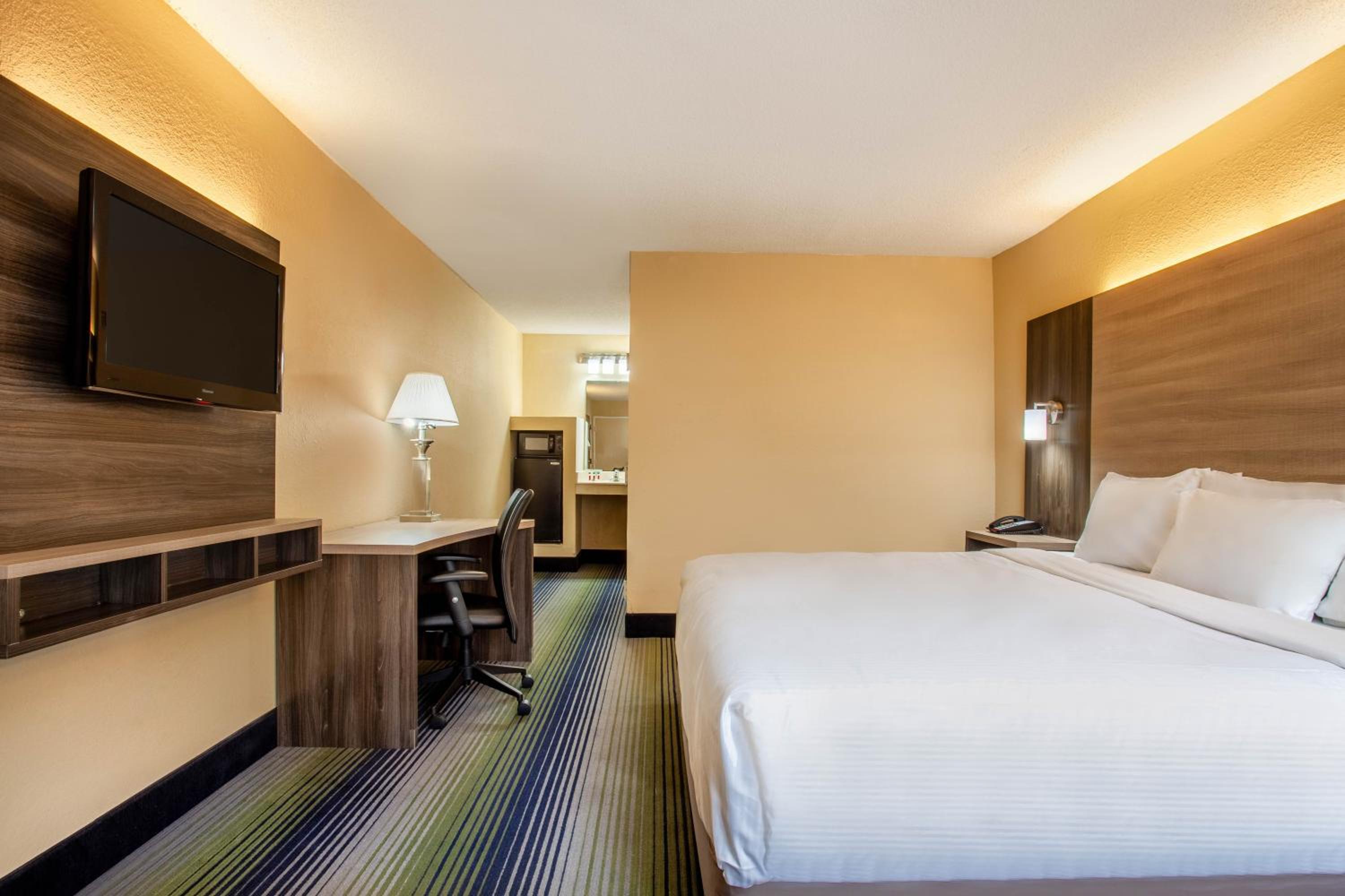 1 King Bed, Deluxe Room, Non-Smoking photo 3