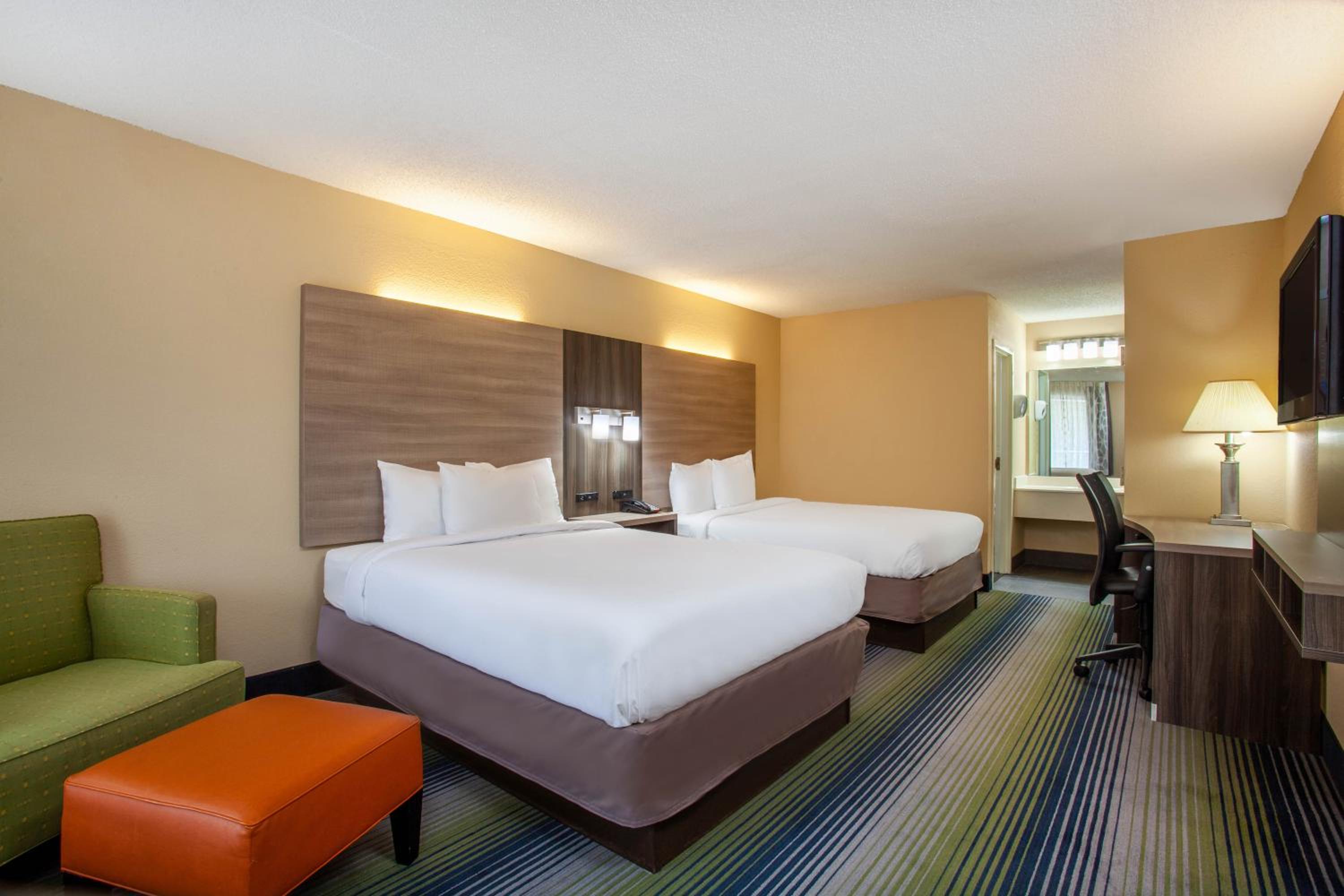 Queen Room with Two Queen Beds - Non-Smoking photo 1