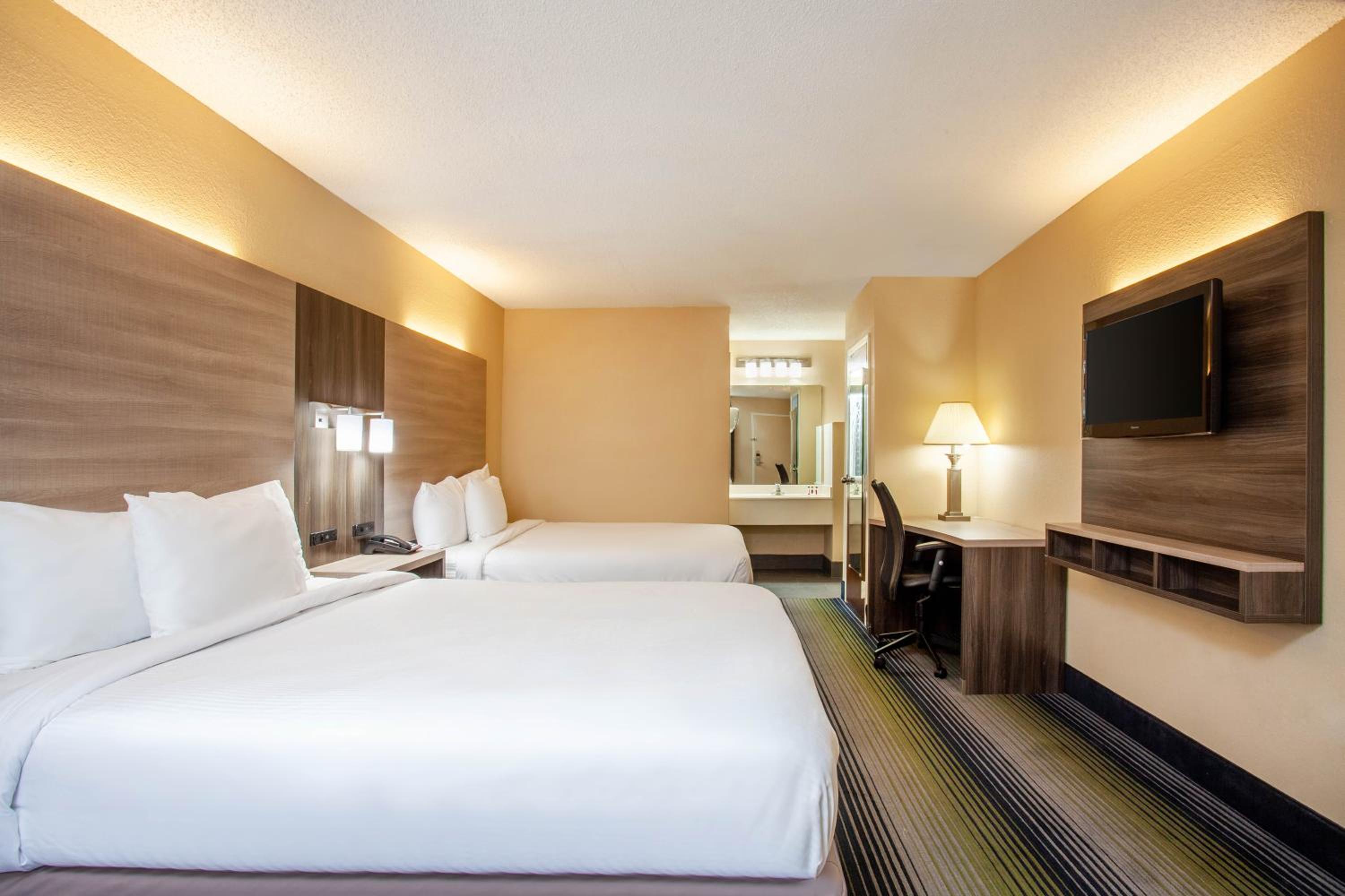 2 Queen Beds, Pet-Friendly, Non-Smoking photo 2