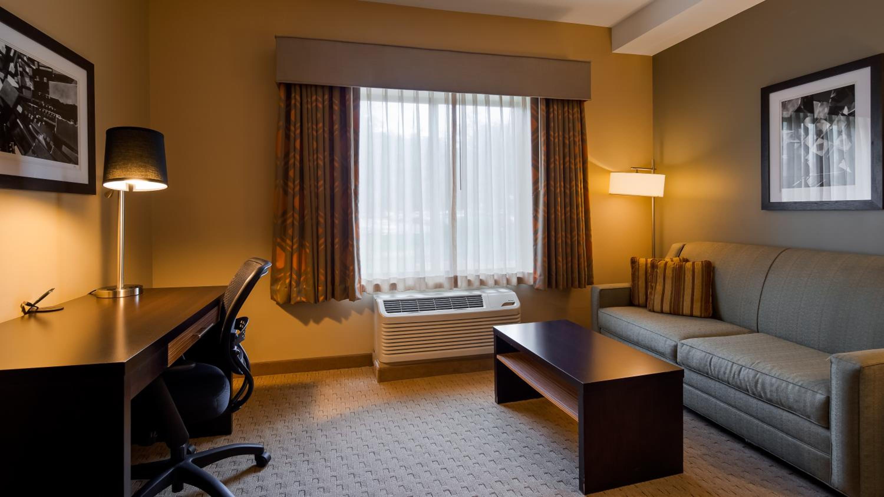 King Room with Sofa Bed - Non-Smoking photo 2