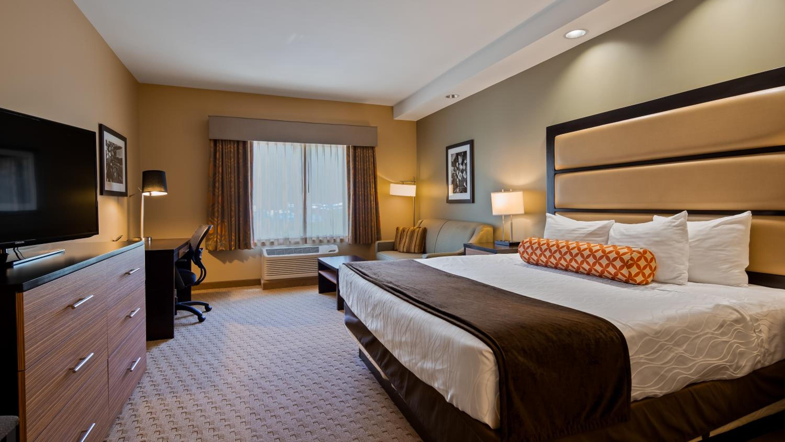 King Room with Sofa Bed - Non-Smoking photo 3