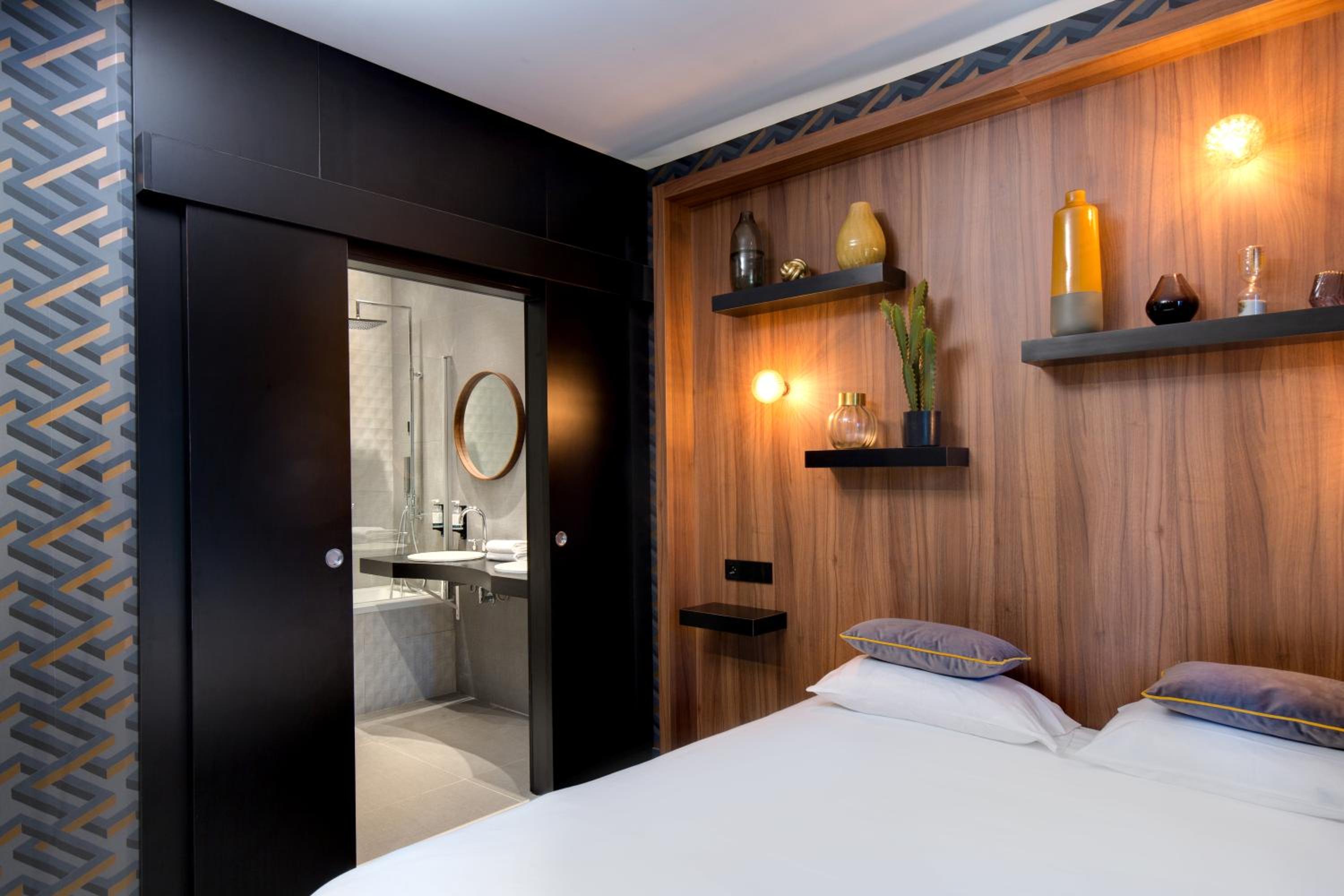Deluxe Room - Photo 12