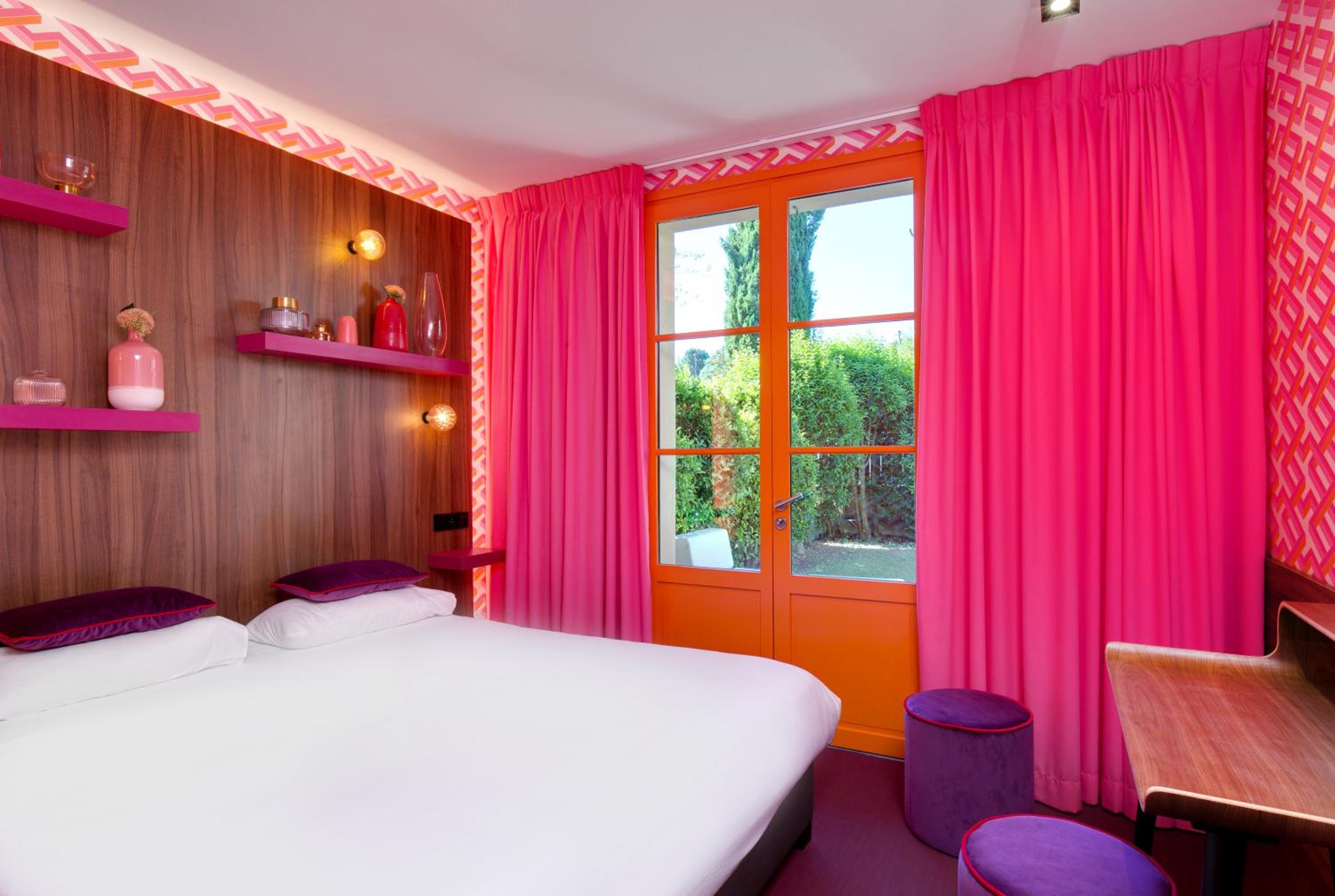 Deluxe Room - Photo 15