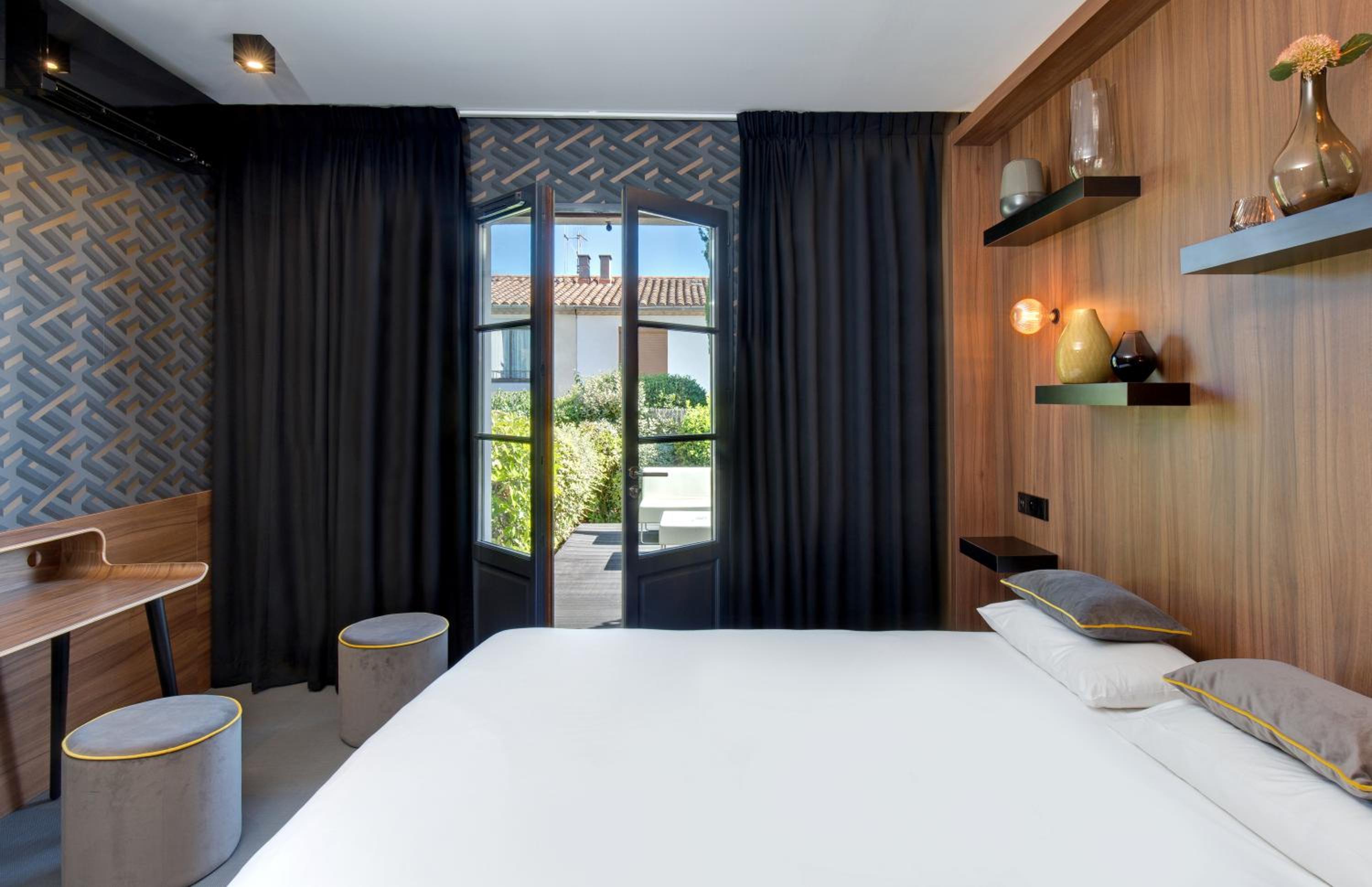 Deluxe Room - Photo 25