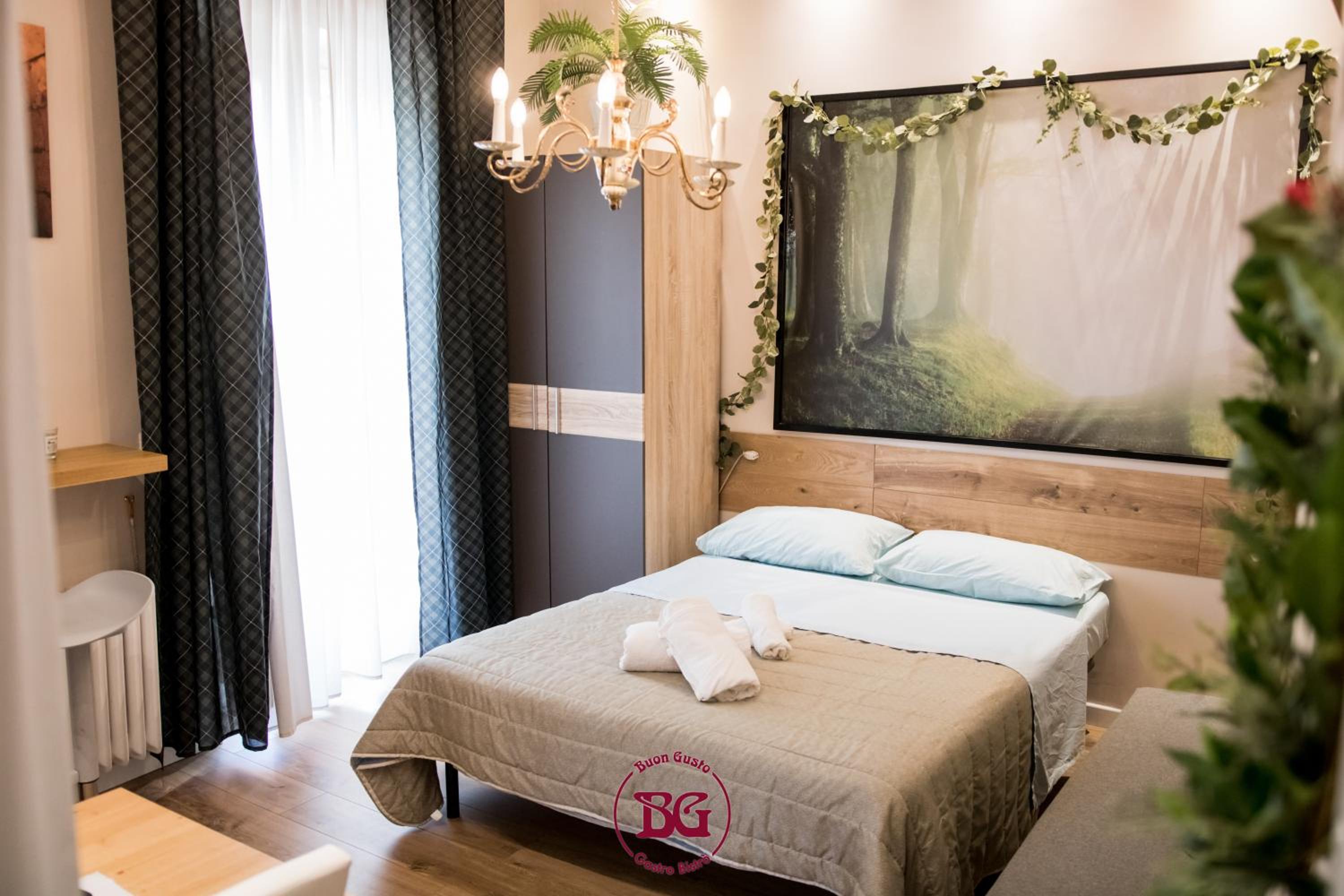 Large Double Room - Photo 1