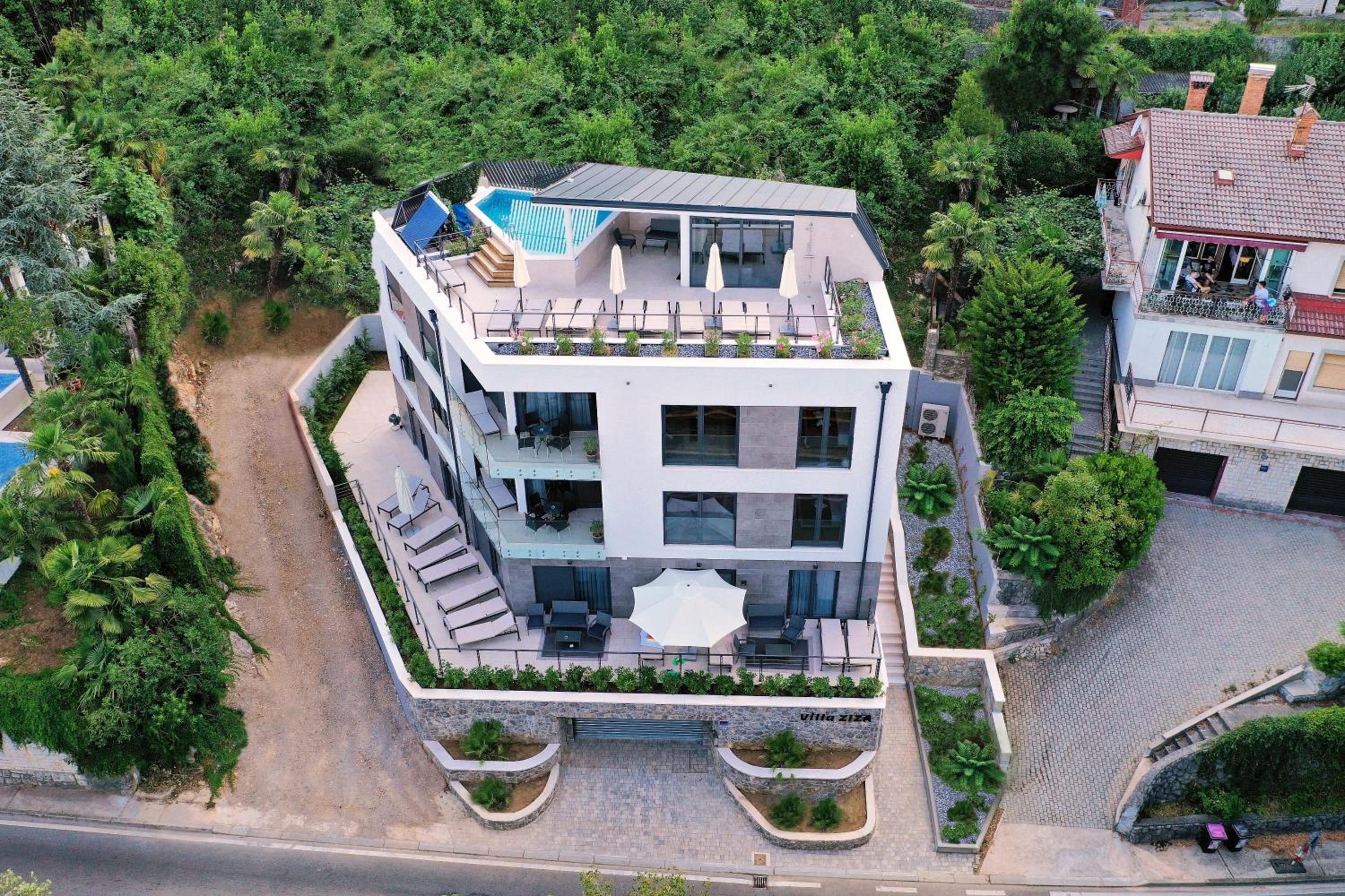 Apartment with Balcony photo 3