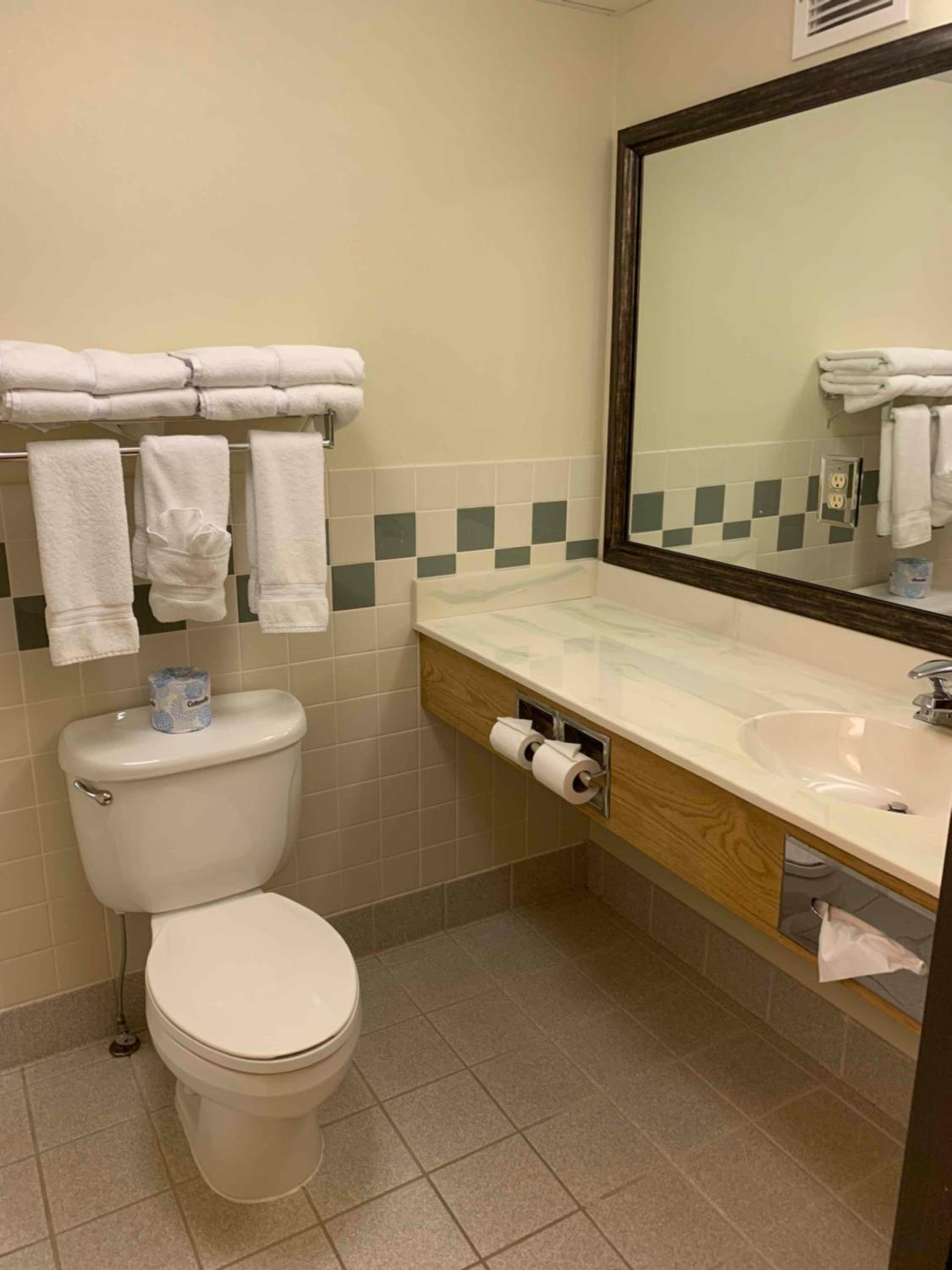 Deluxe Queen Room with Two Queen Beds - Non-Smoking photo 3