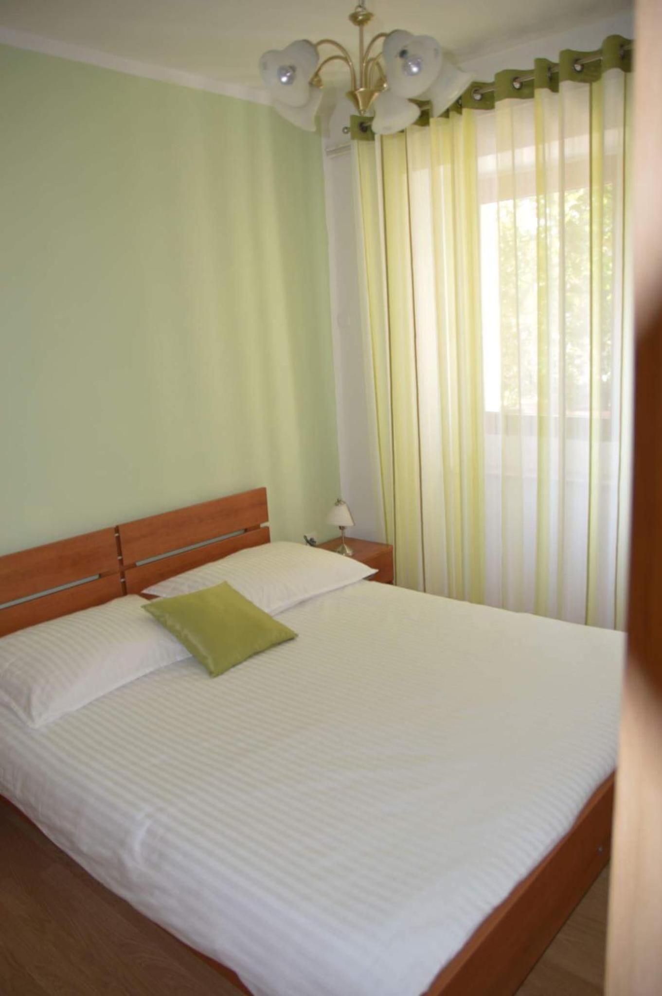 One-Bedroom Apartment - Photo 1