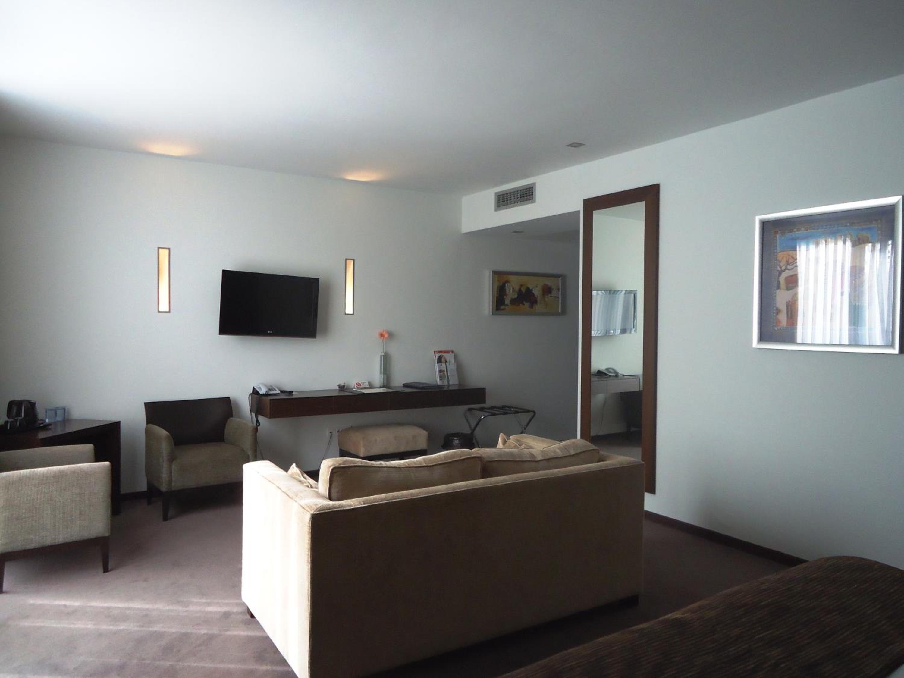 Junior Queen Suite - Photo 14