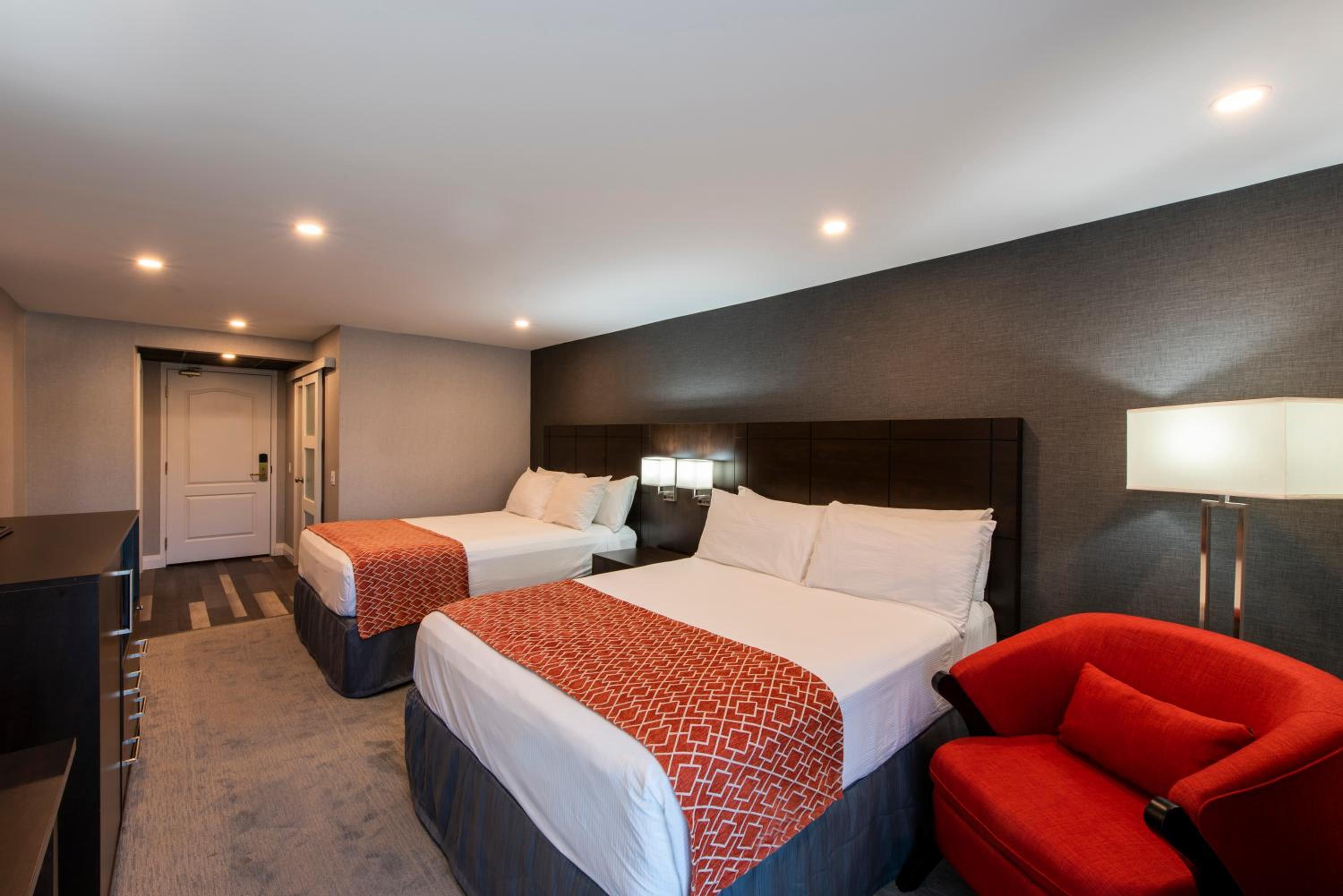Deluxe Queen Room with Two Queen Beds - Non-Smoking photo 2