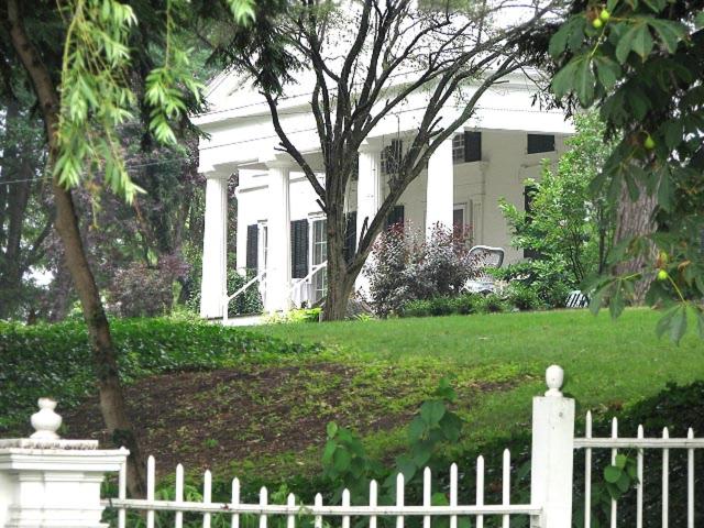 Five-Bedroom House - Photo 10