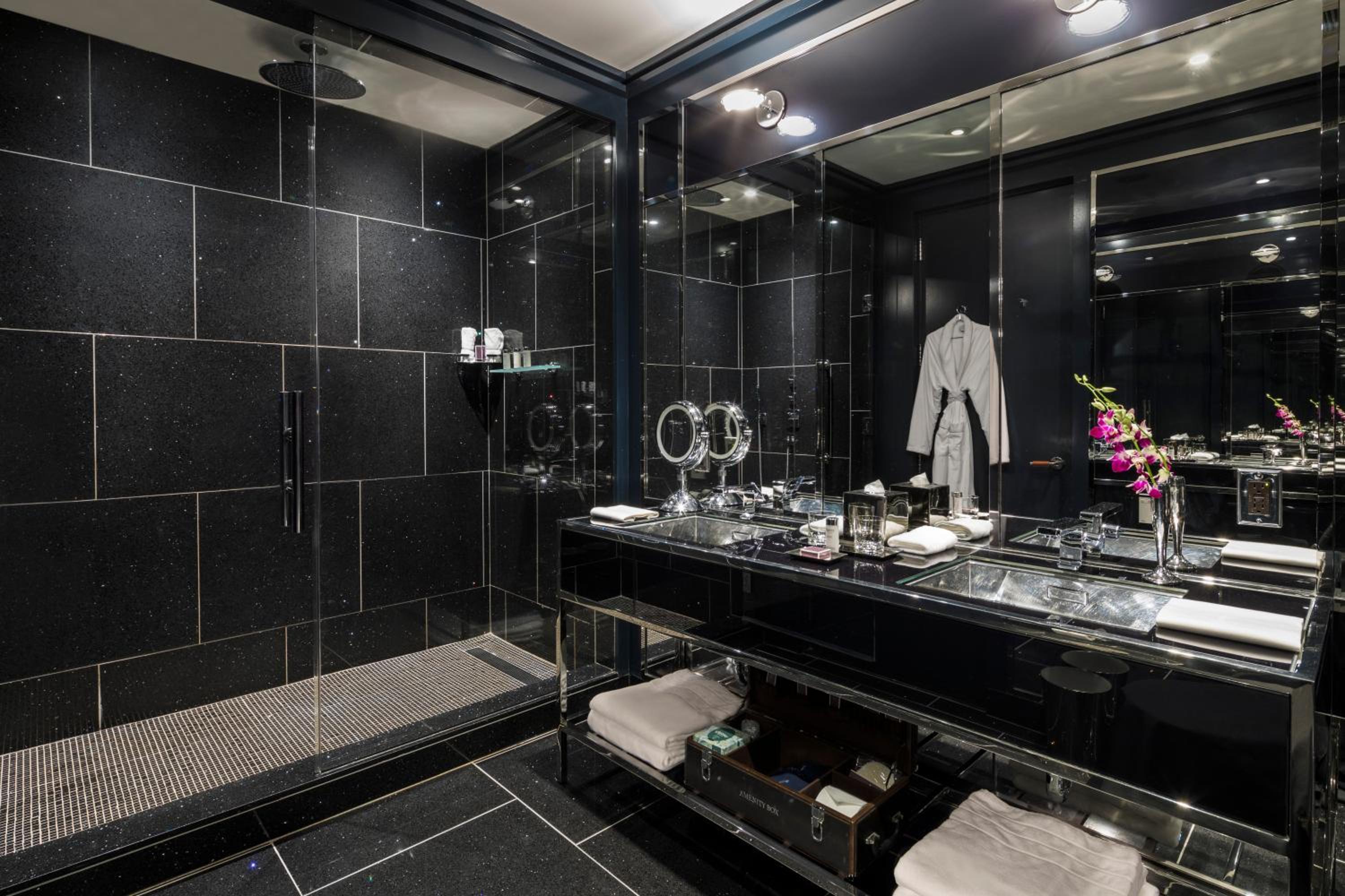 Junior King Suite with Street View thumbnail 6