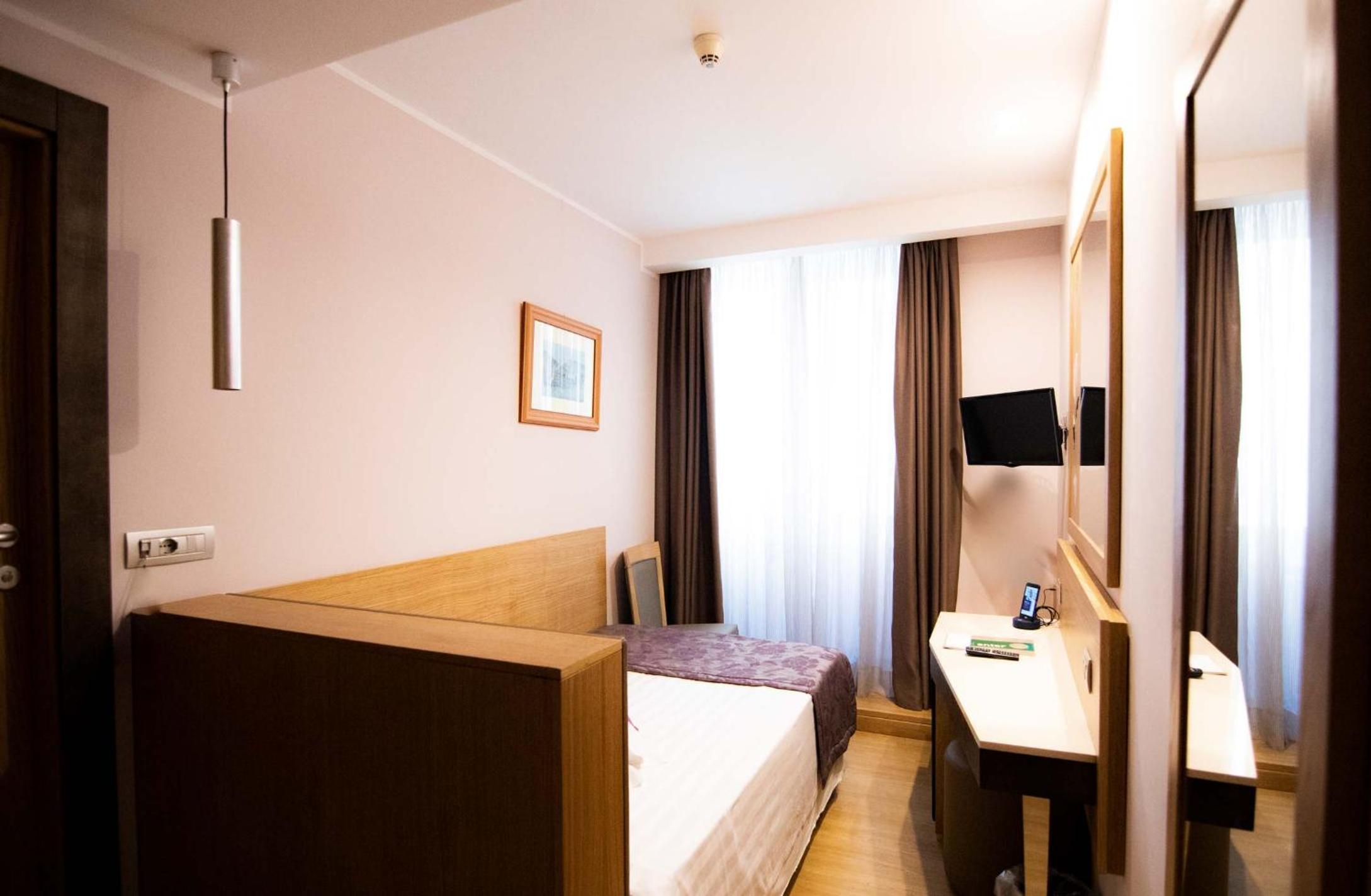 Small Room - French Bed photo 3