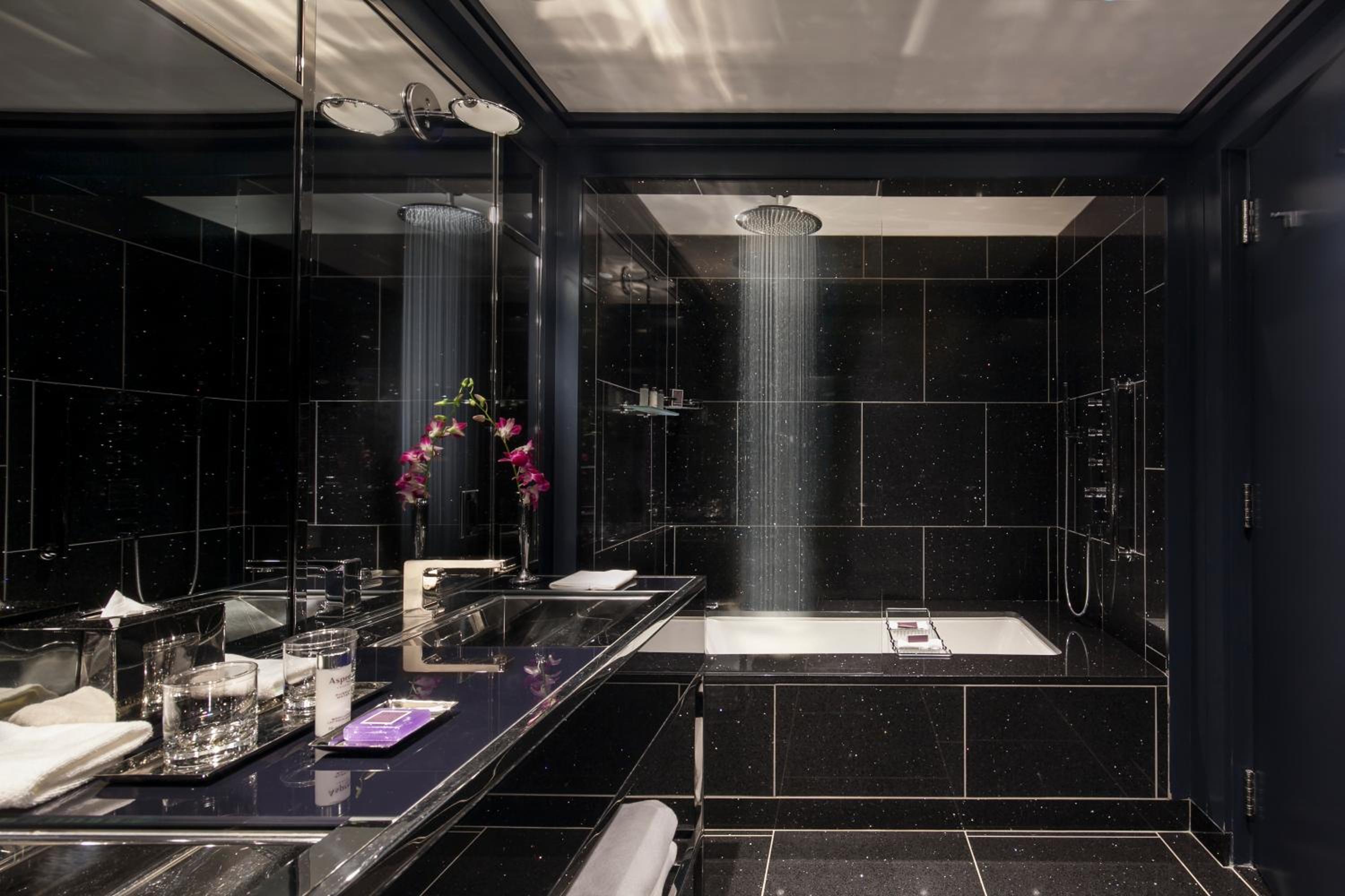 Junior King Suite with Street View thumbnail 5