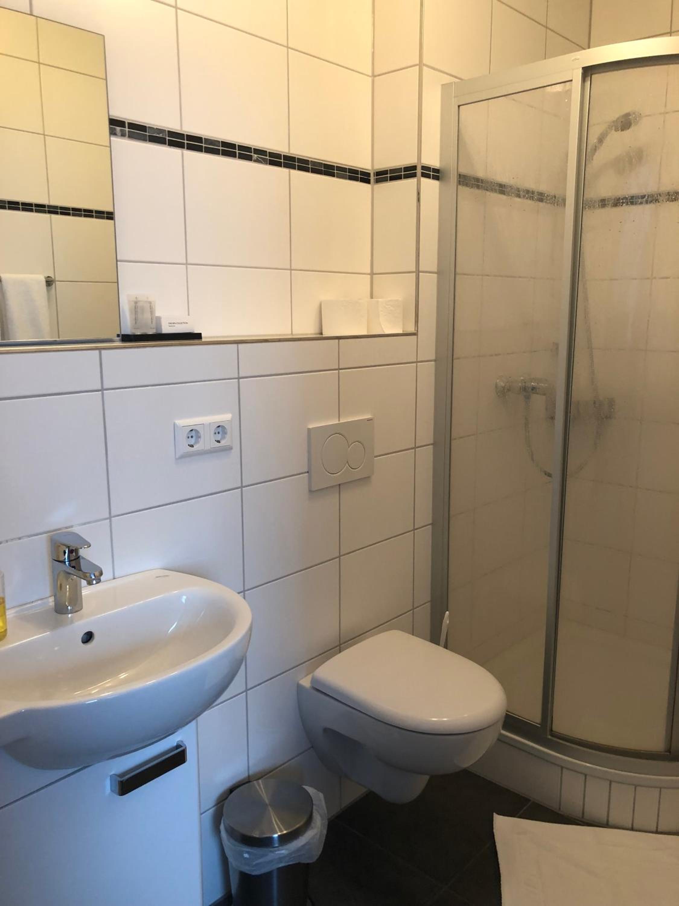 Deluxe King Suite - Photo 2