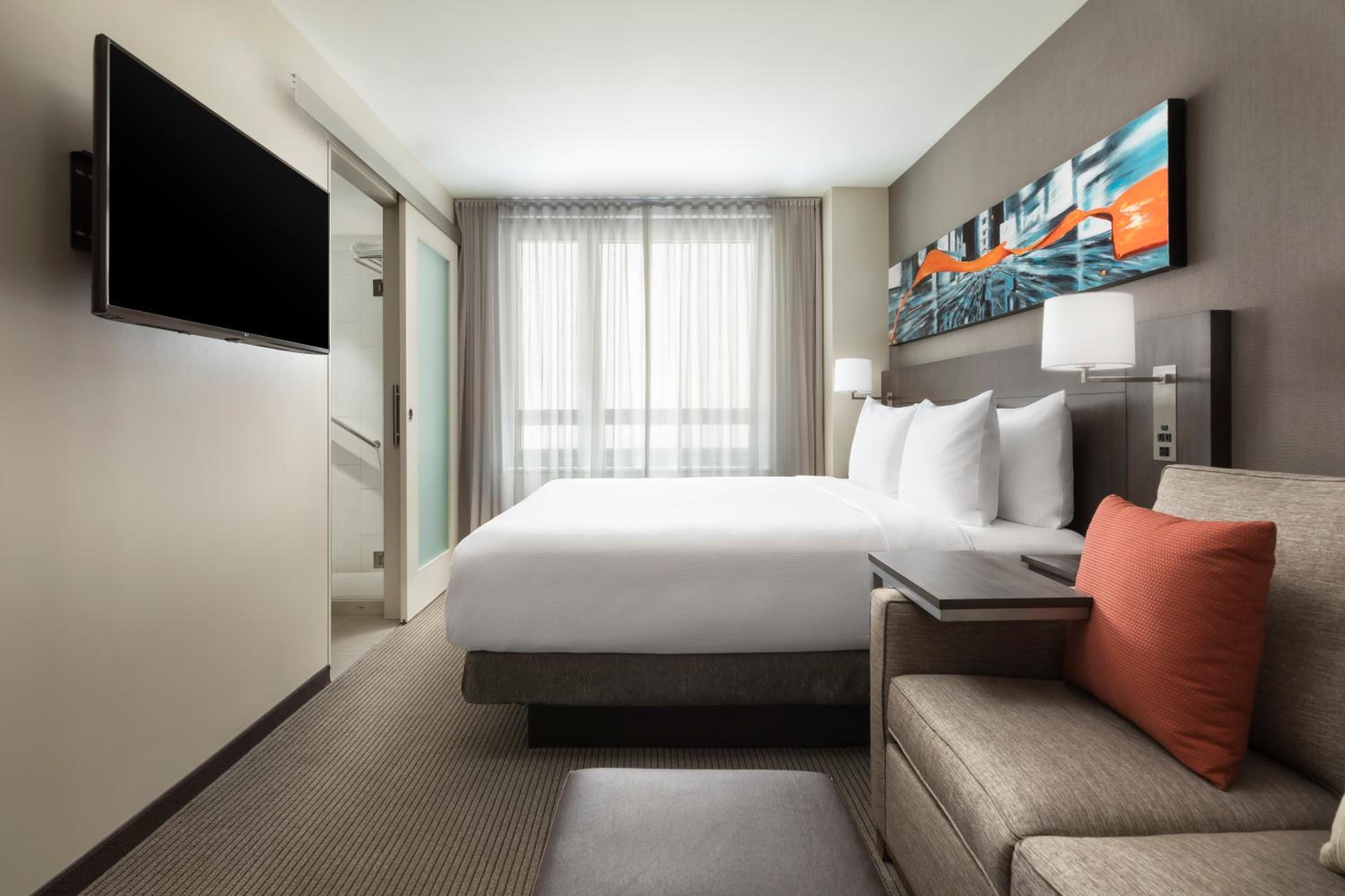 Standard King Room with Sofa Bed thumbnail 6