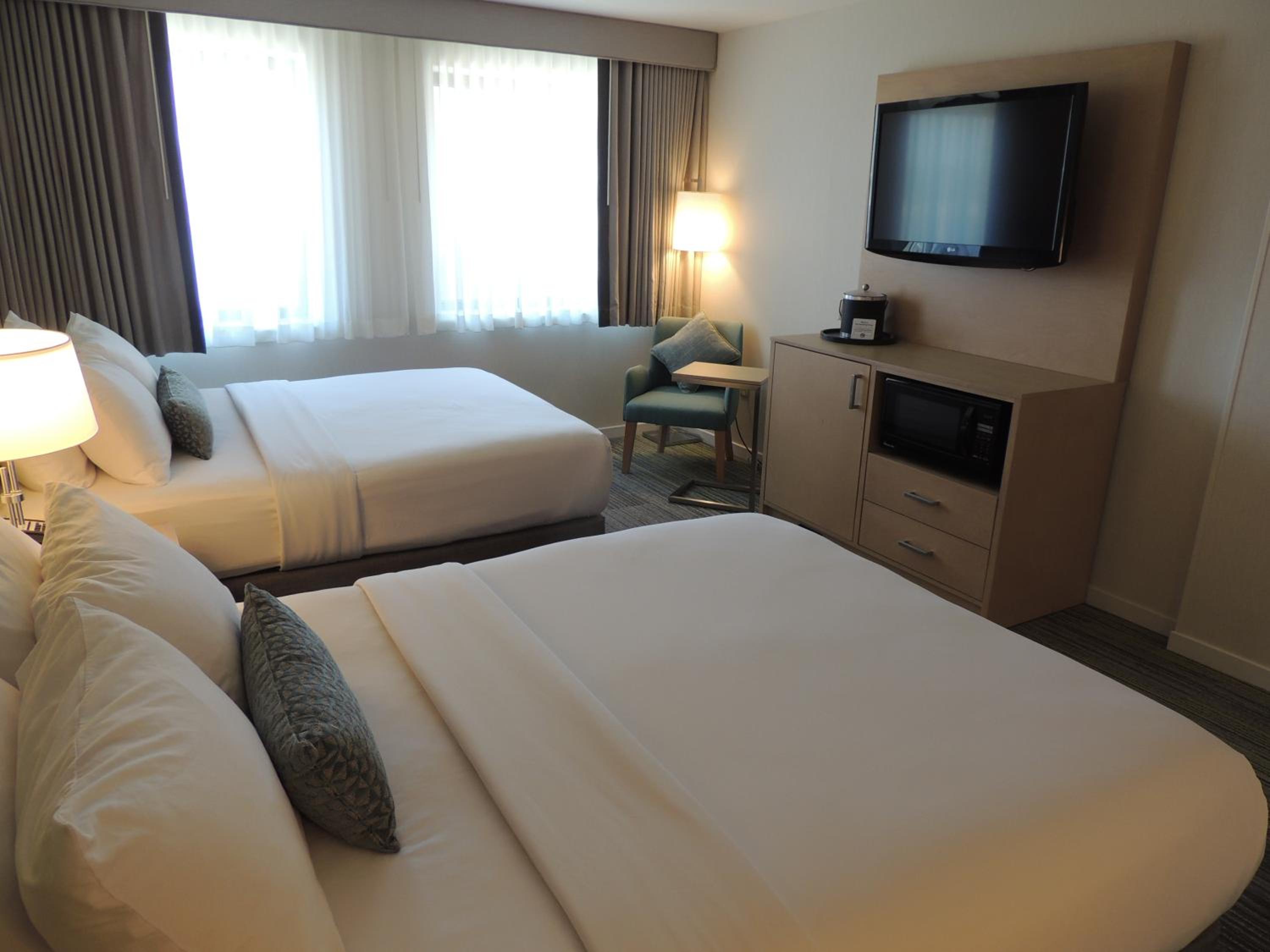 Standard Queen Room with Two Queen Beds - Photo 6