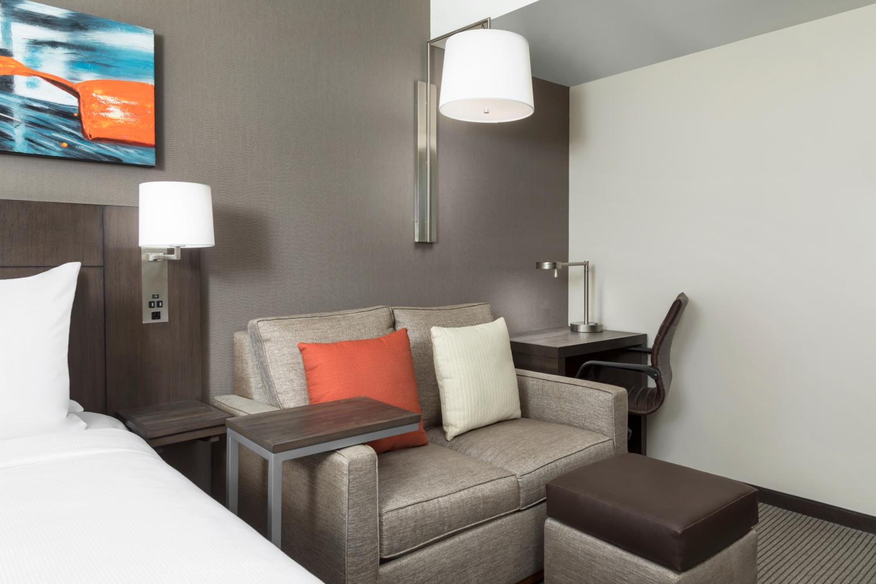 Standard Double Room with Two Double Beds and Sofa Bed thumbnail 5
