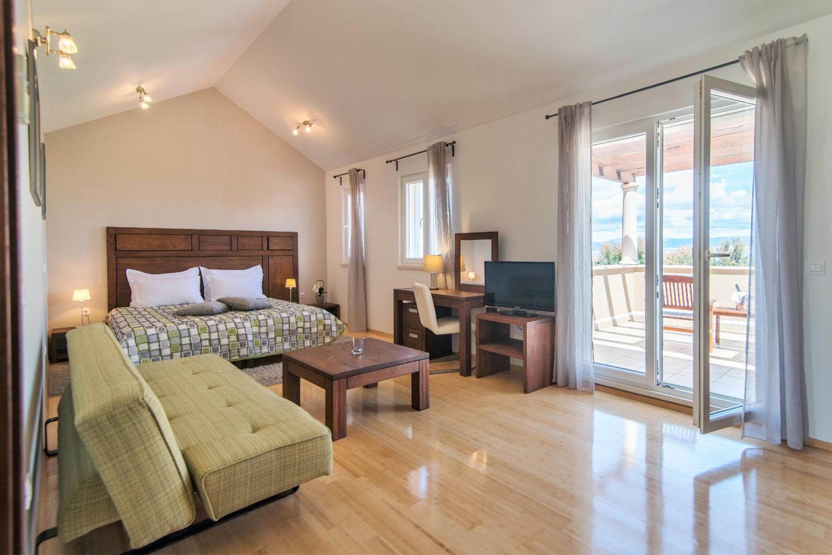 Six-Bedroom Villa with Private Pool  photo 2