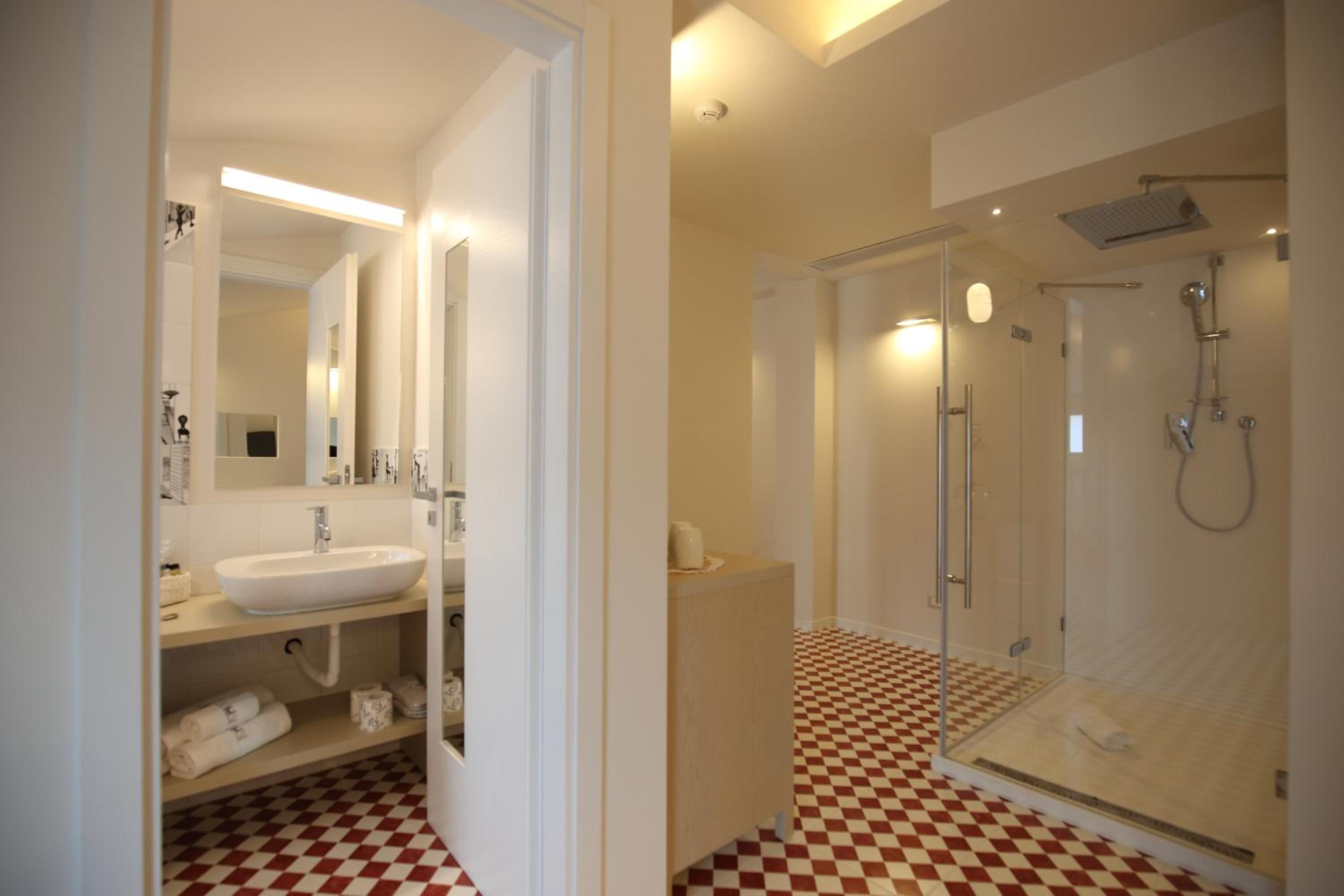 Suite - Photo 5