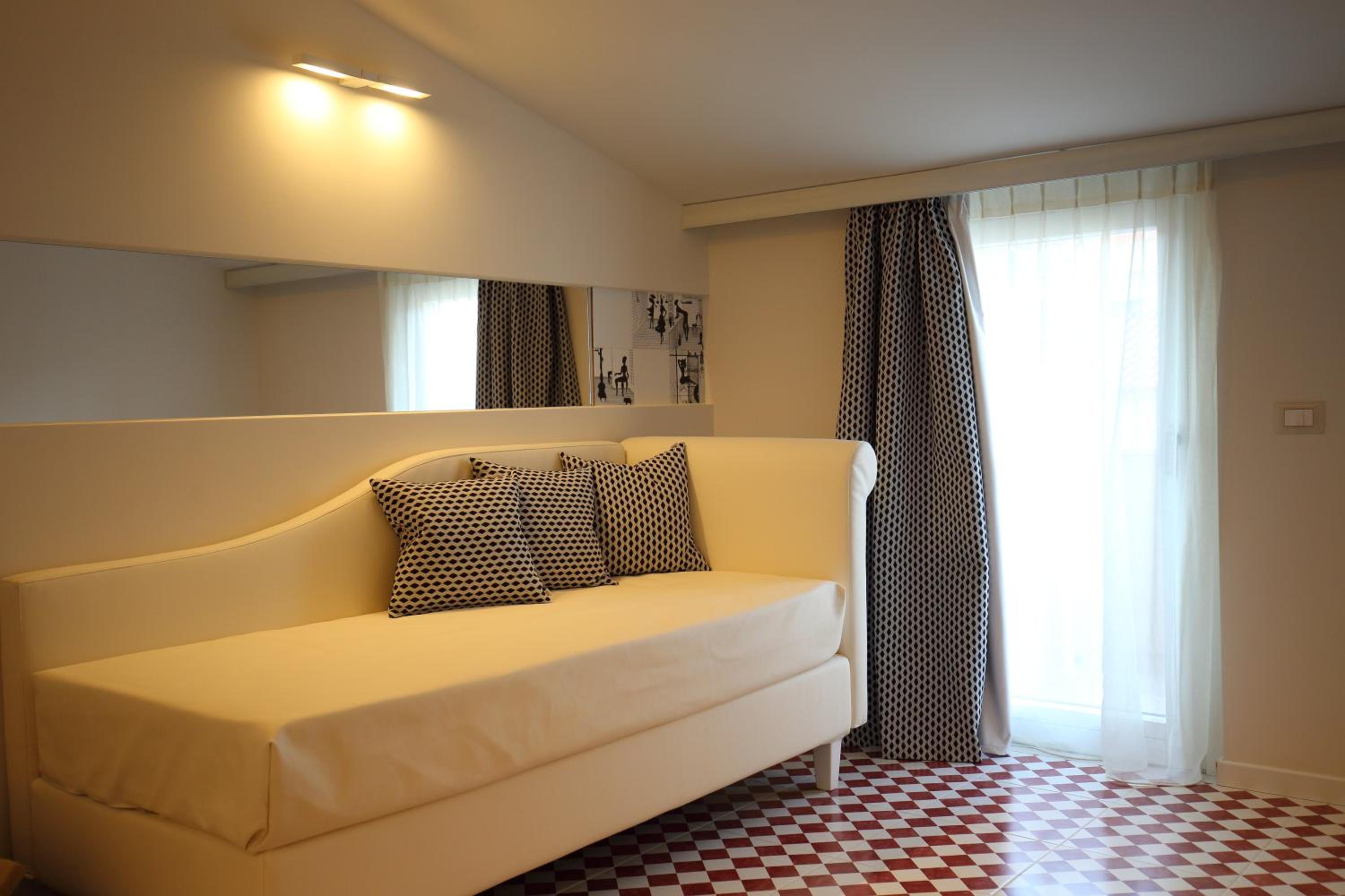 Suite - Photo 19