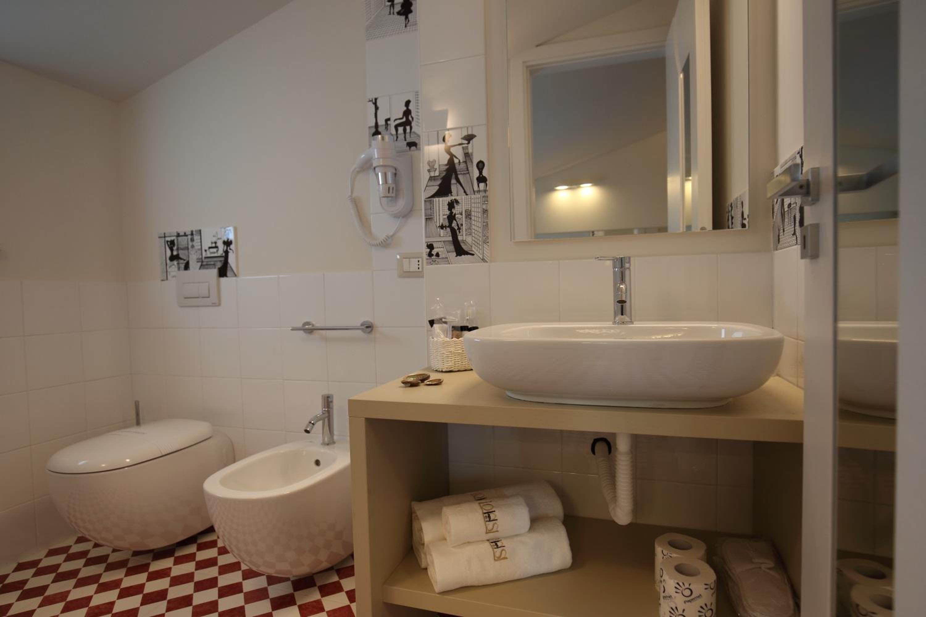 Suite - Photo 11