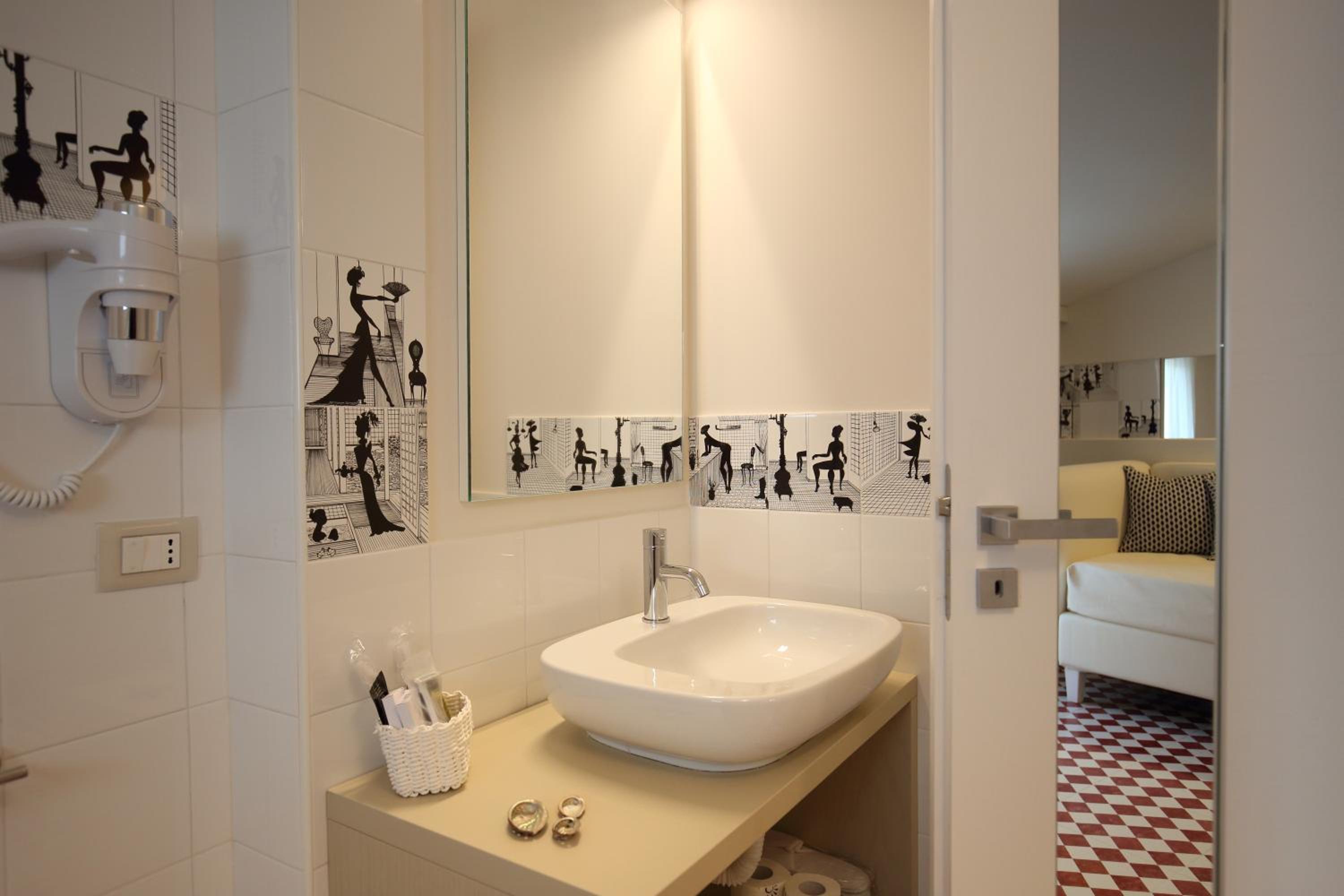 Suite - Photo 9