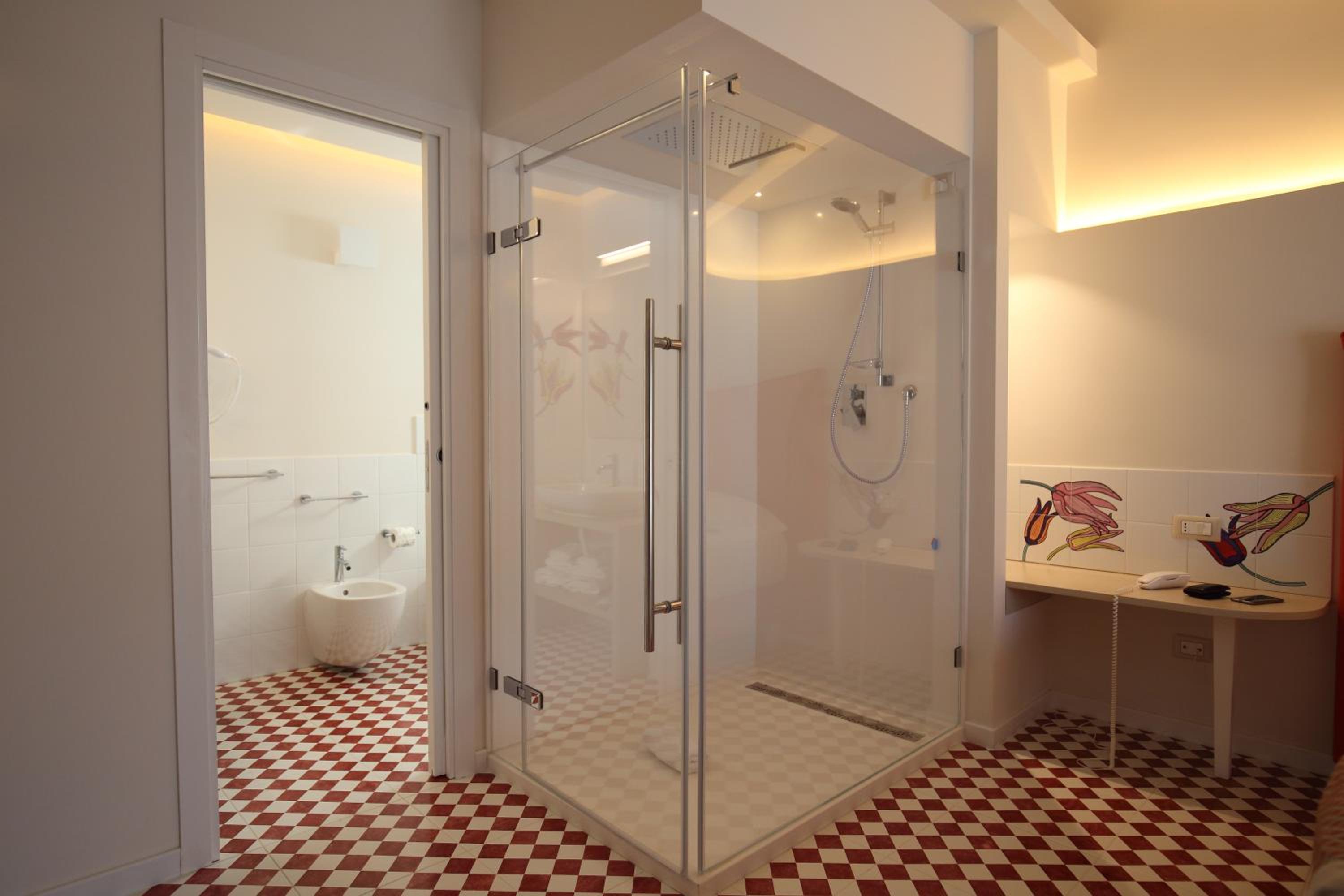 Suite - Photo 18