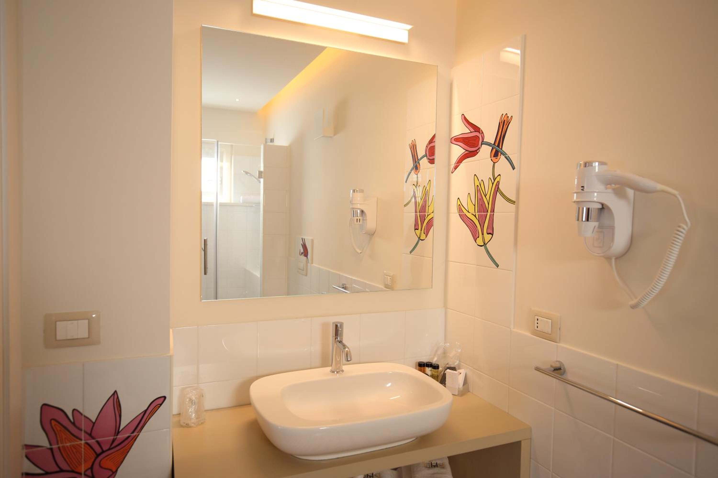 Suite - Photo 13