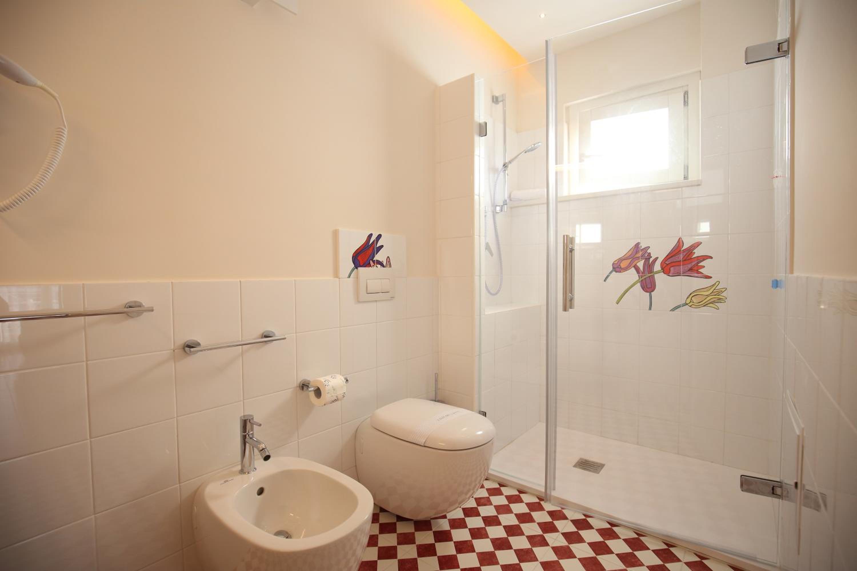 Suite - Photo 16