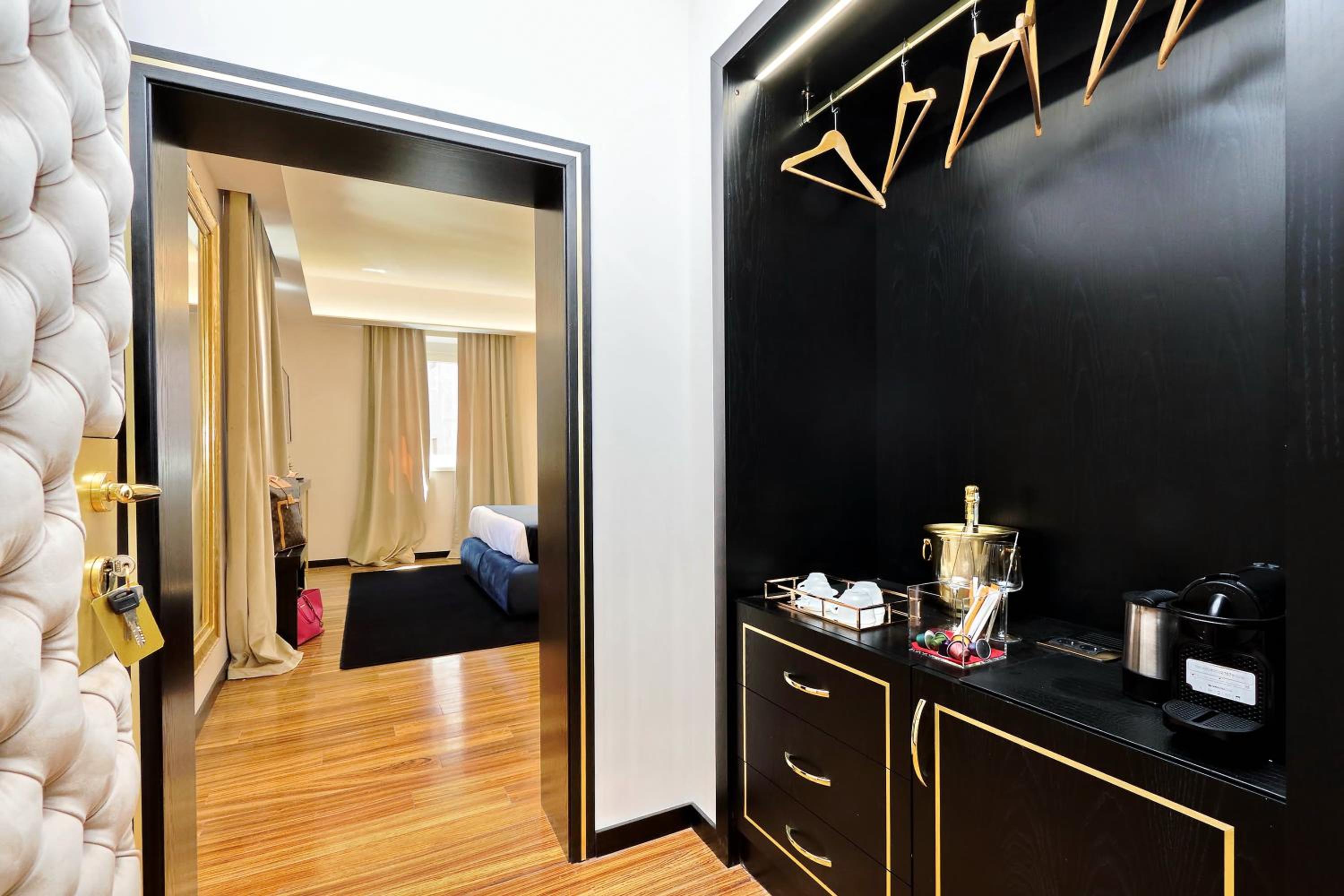 Deluxe Suite with Spa Bath photo 2