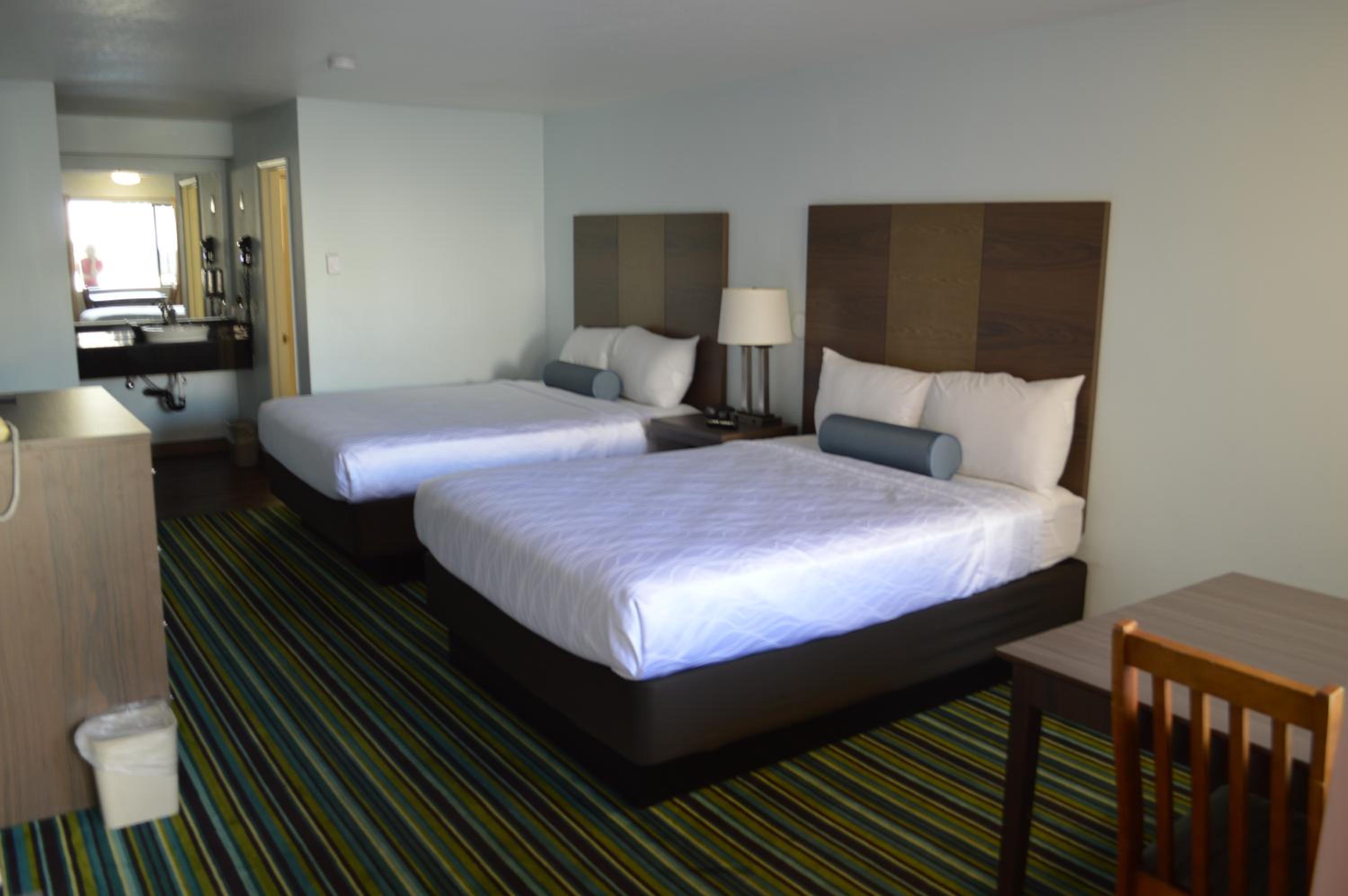 Queen Room with Two Queen Beds photo 1