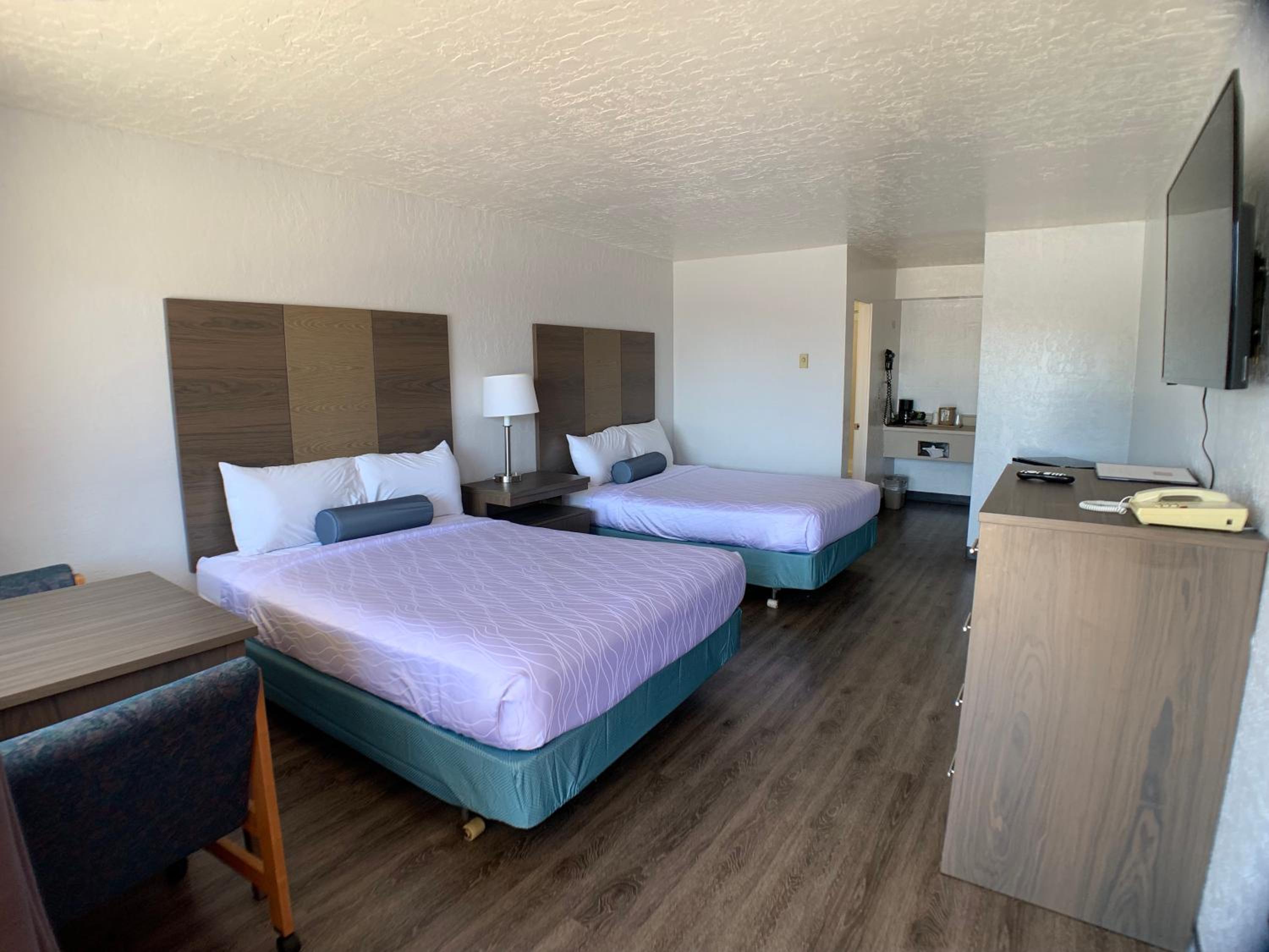 Queen Room with Two Queen Beds photo 2