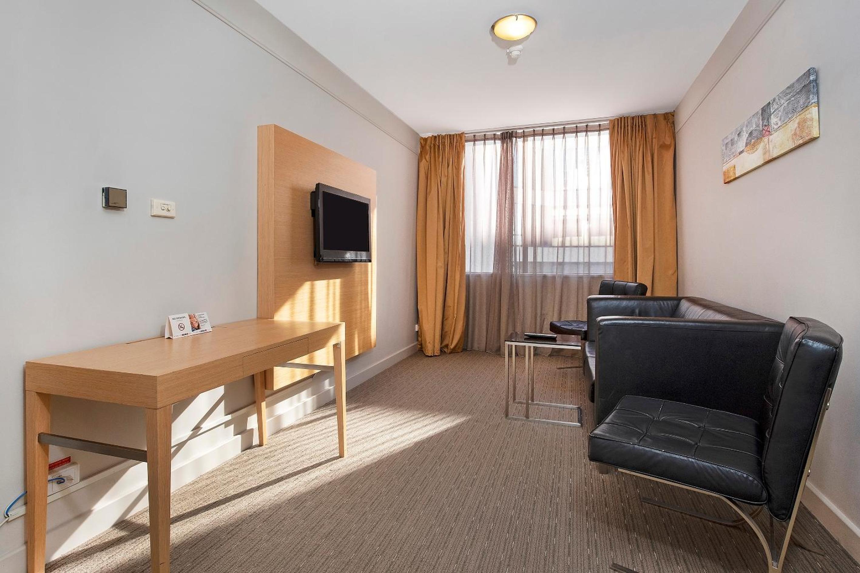 Executive Suite - Photo 3