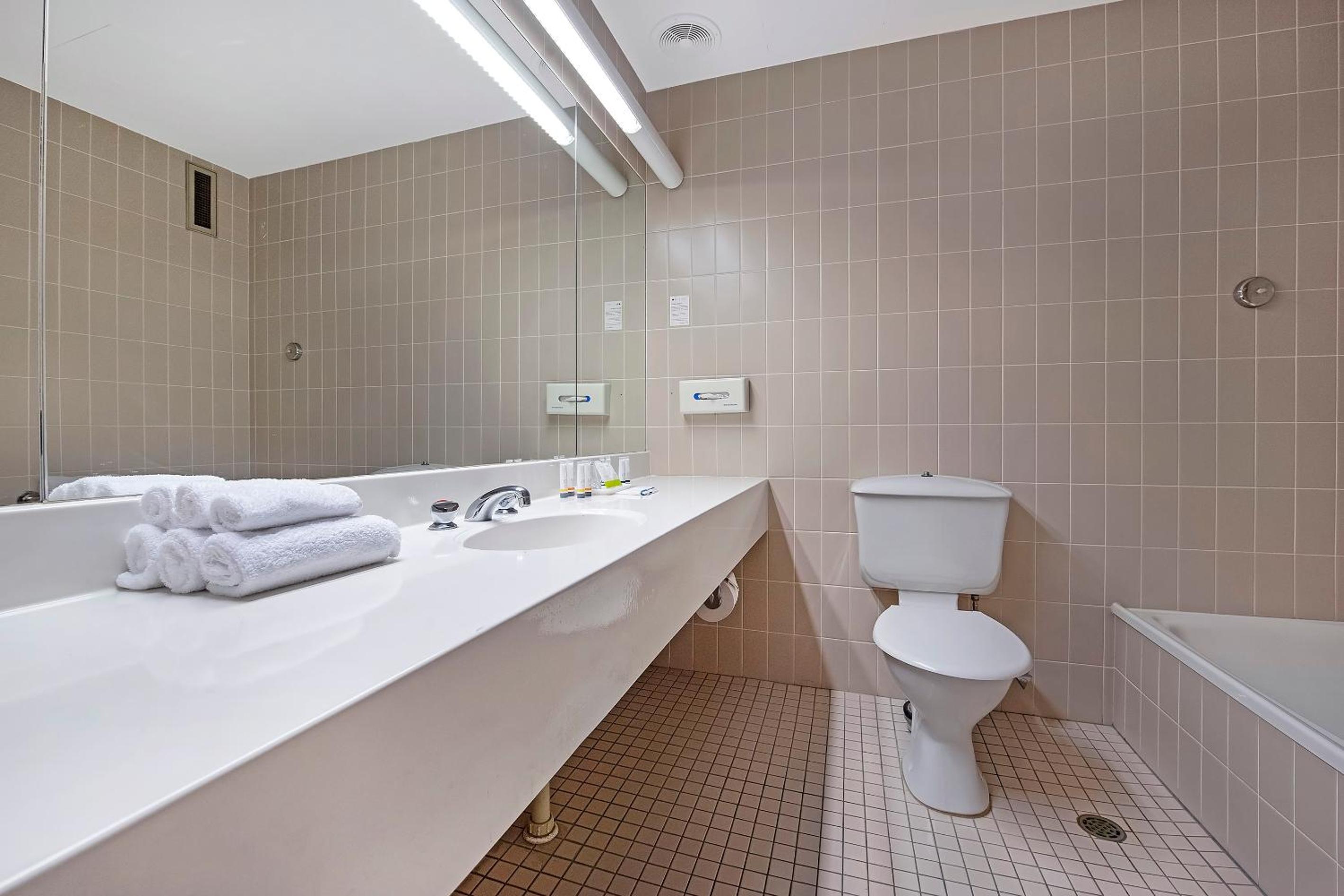 Executive Suite - Photo 2