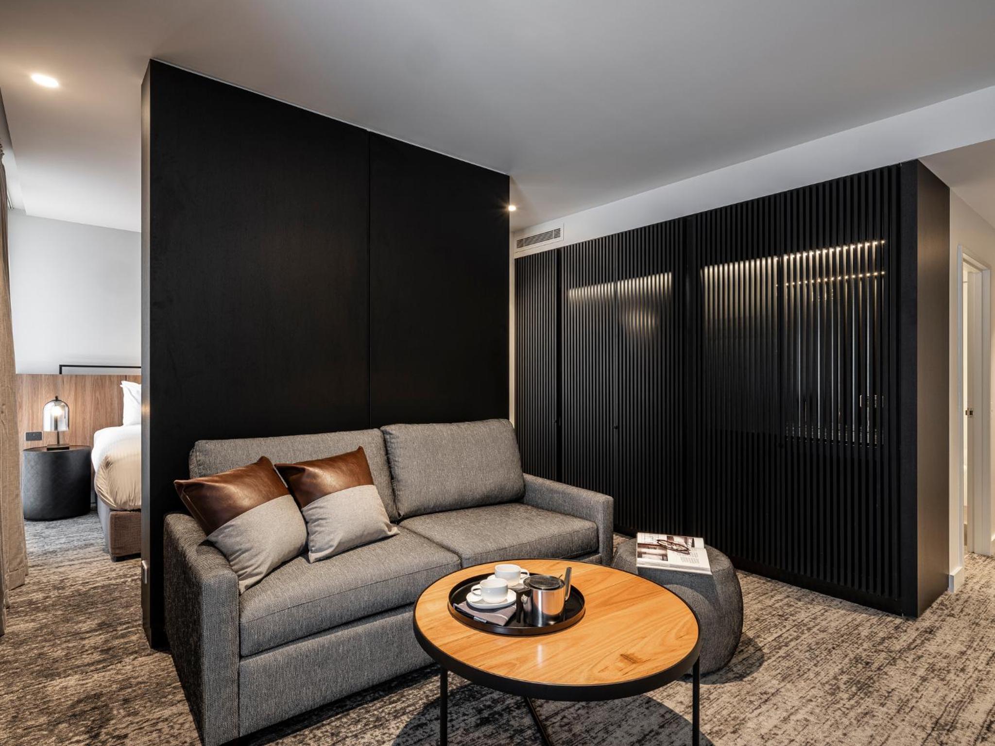 Deluxe King Suite with Sofa Bed - Photo 5