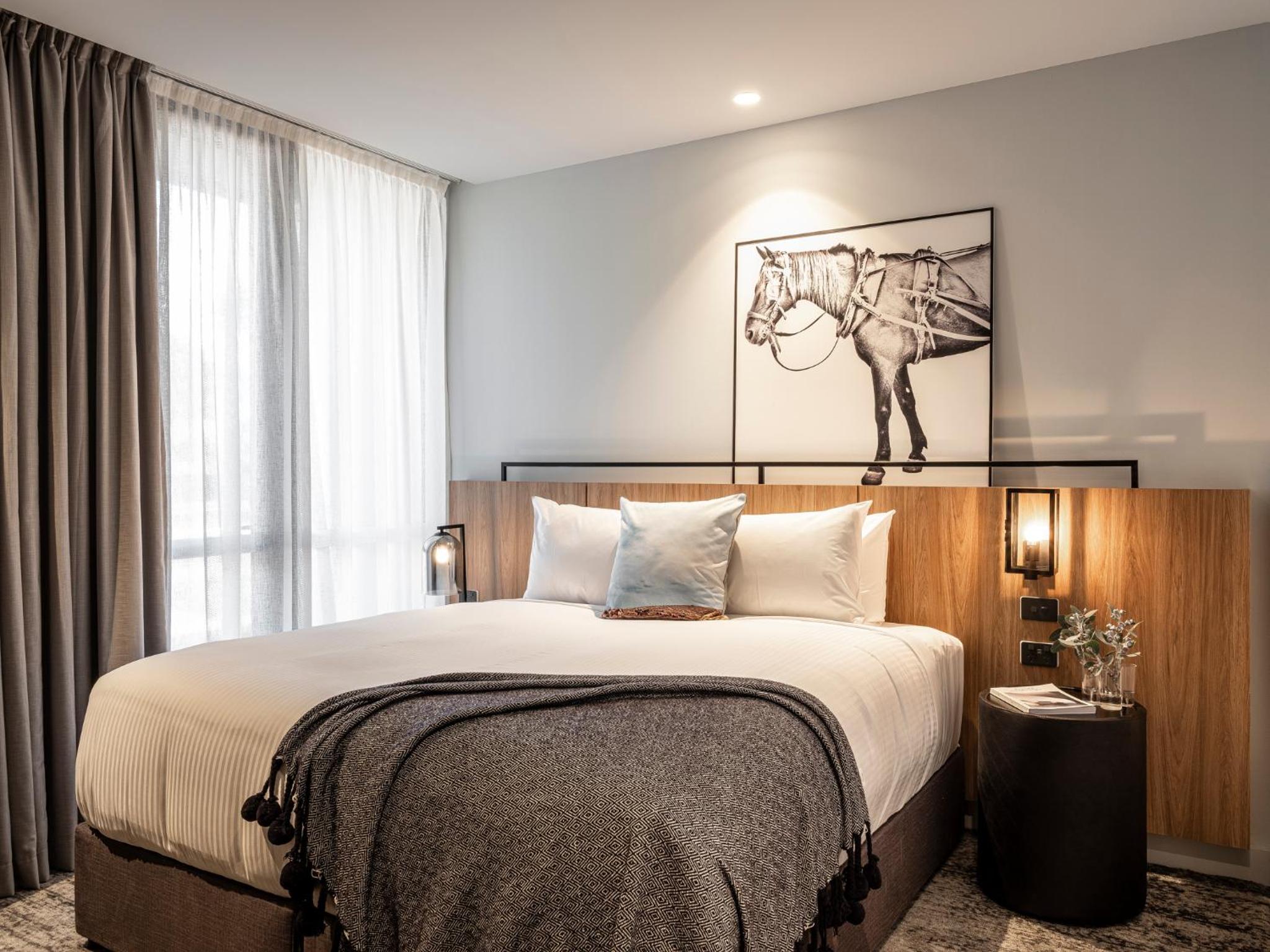 Deluxe King Room - Photo 8